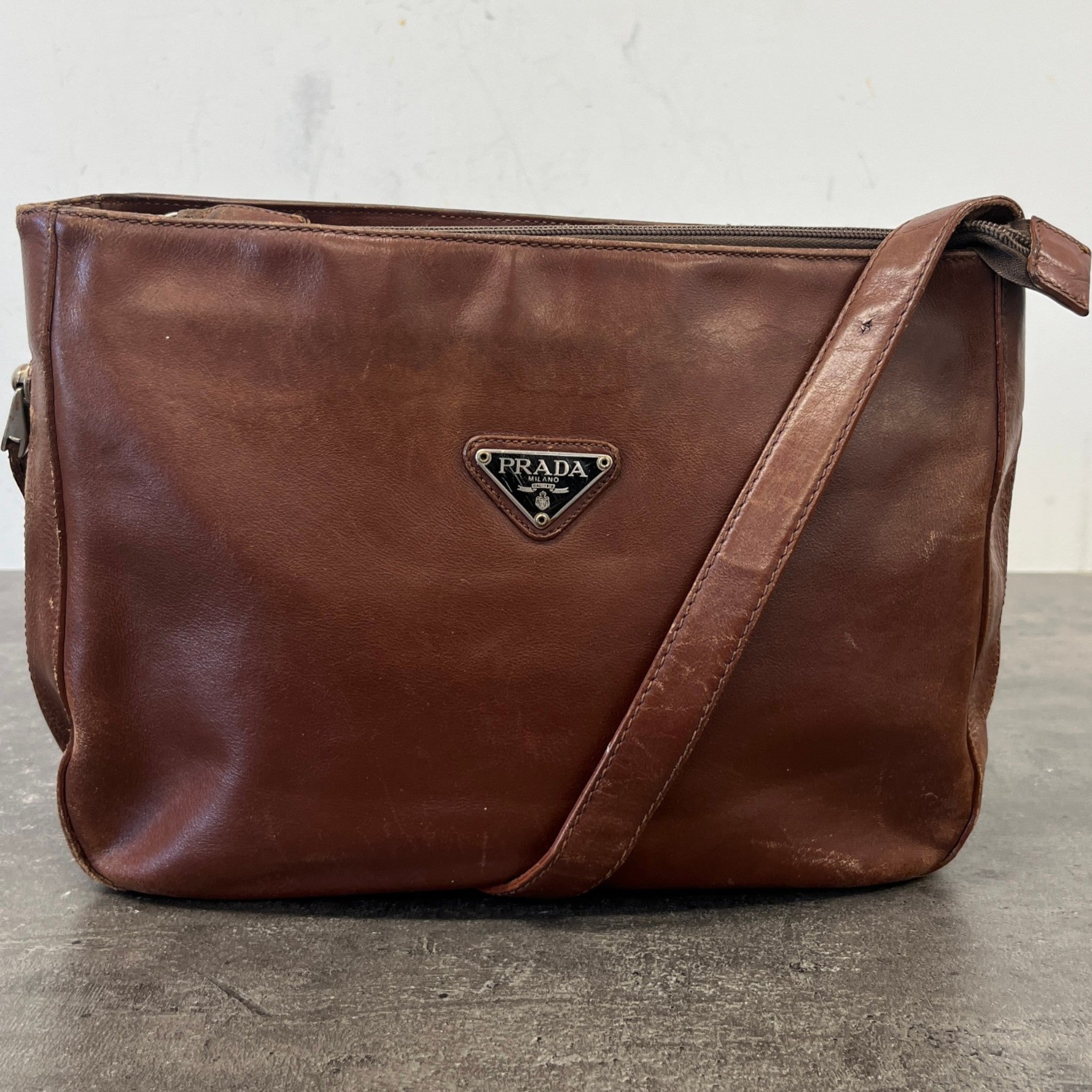 Women's Plaque Logo Messenger Bag Brown