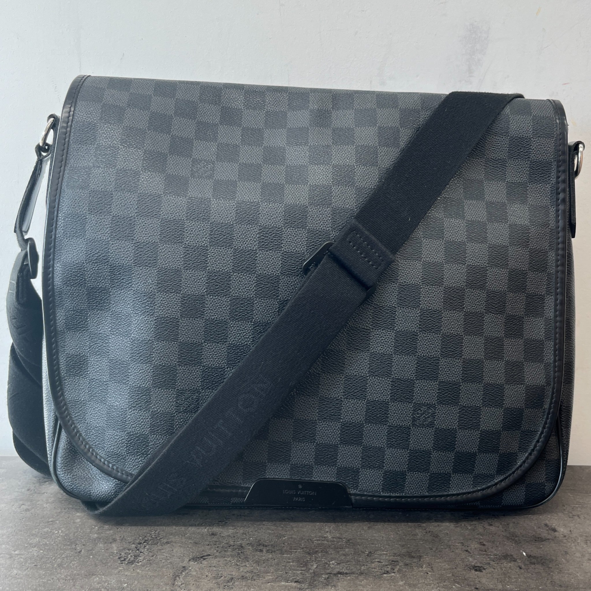 Men's Damier Graphite Daniel Mm Messenger Bag Black