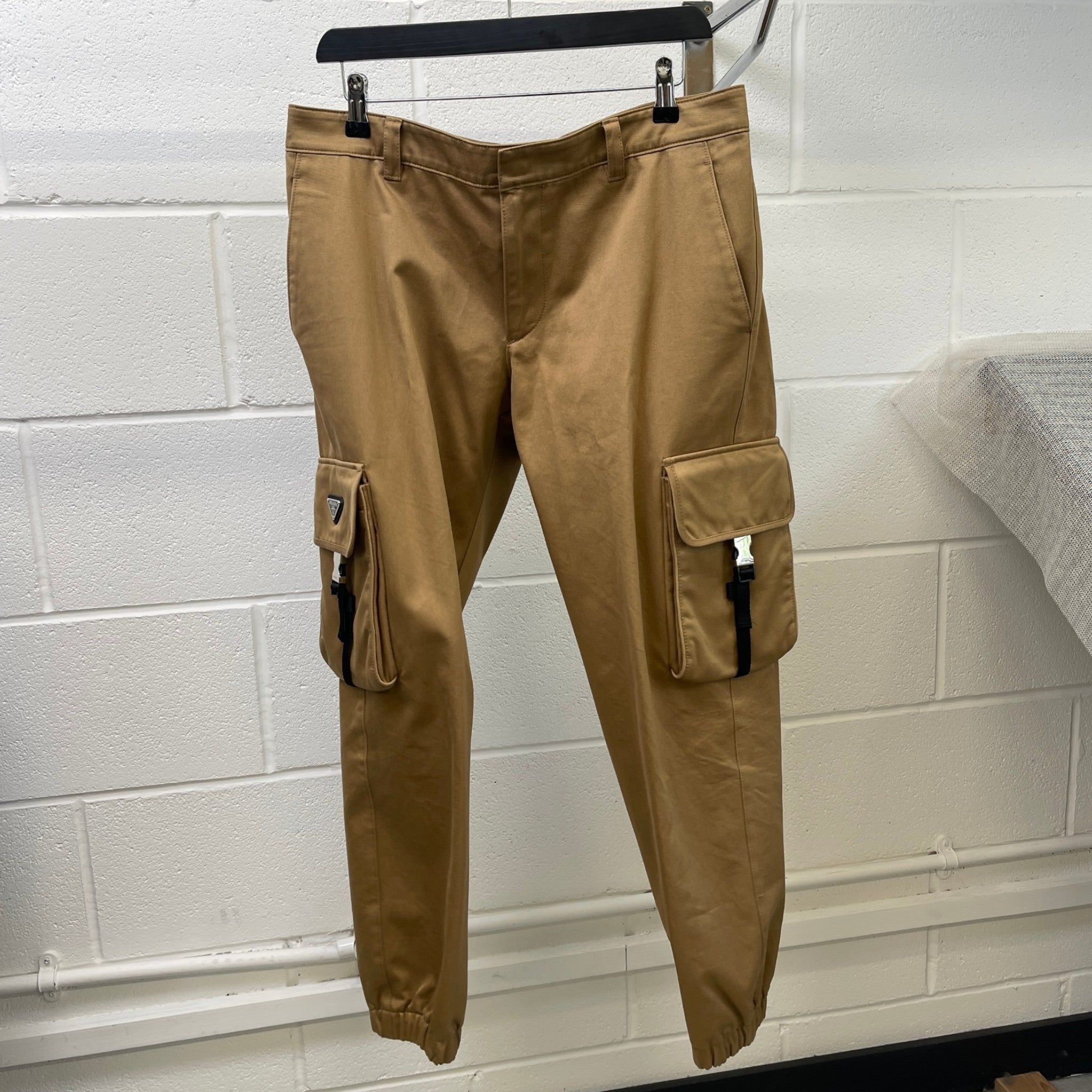 Men's Re-Nylon Plaque Logo Cargos Beige Size IT 52 / UK 36