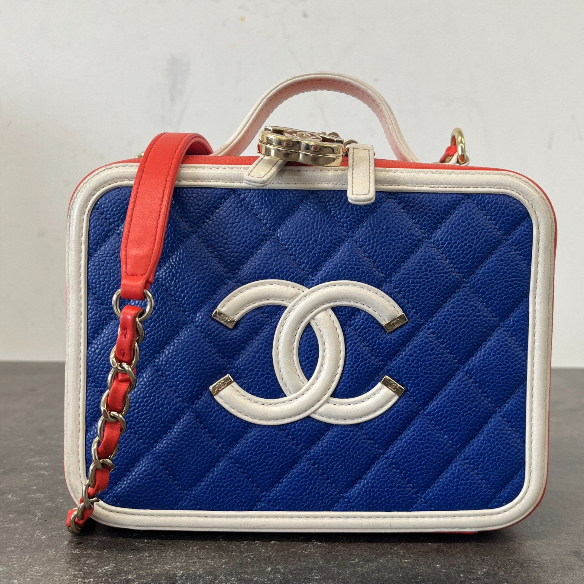 Women's Tricolor Caviar Cc Filigree Vanity Case Medium Handbag Multi-Coloured