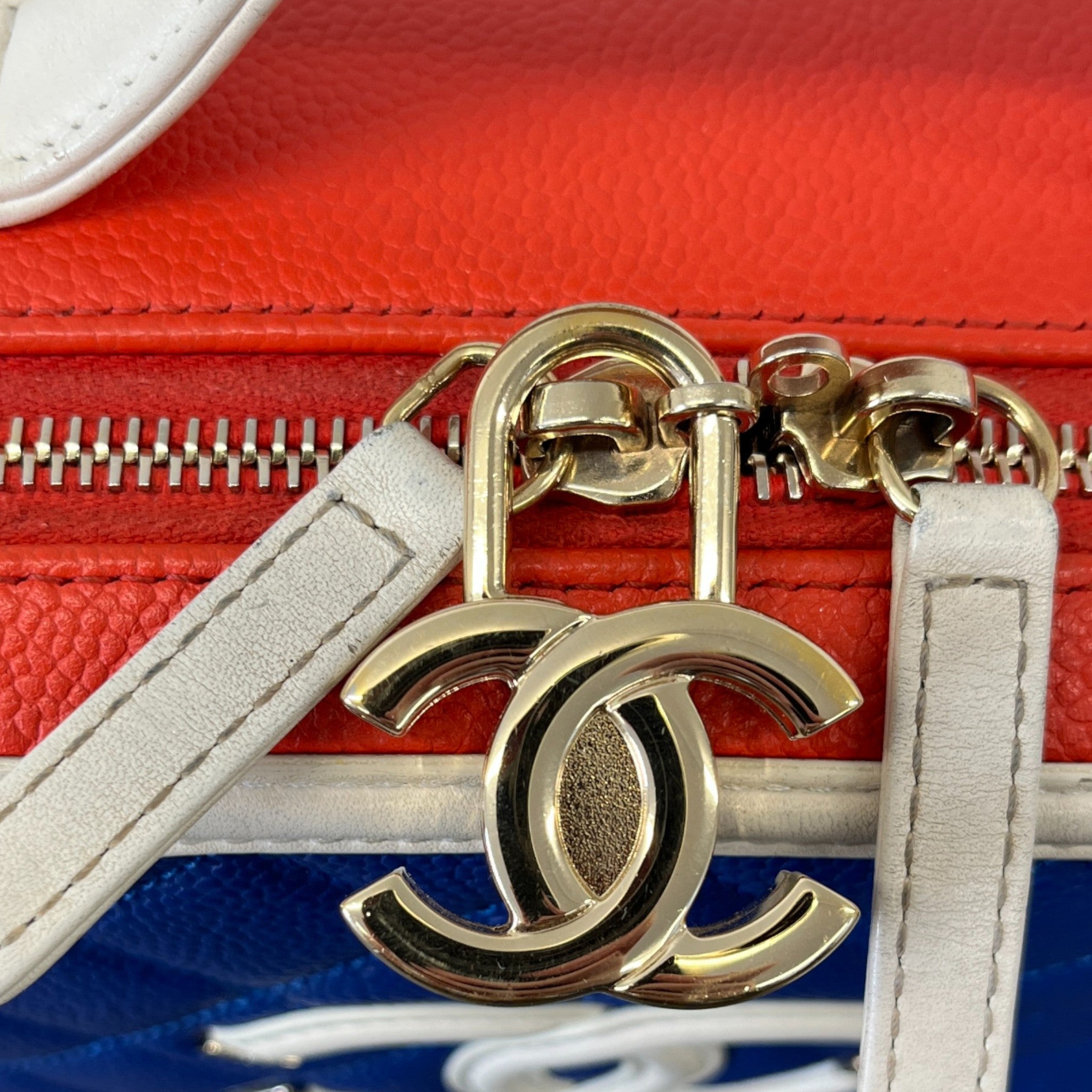 Women's Tricolor Caviar Cc Filigree Vanity Case Medium Handbag Multi-Coloured