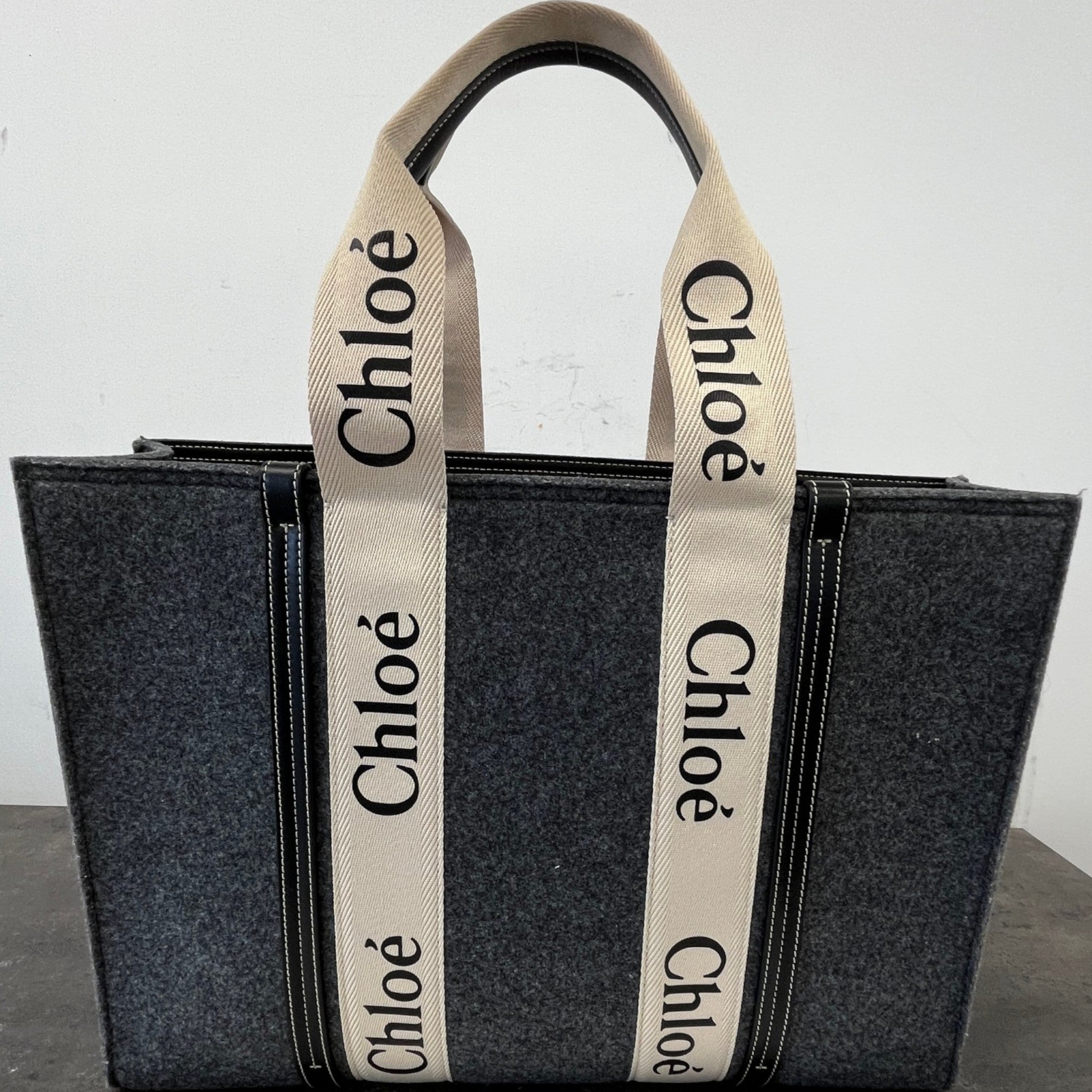 Women's Woody Logo Strap Handbag Grey