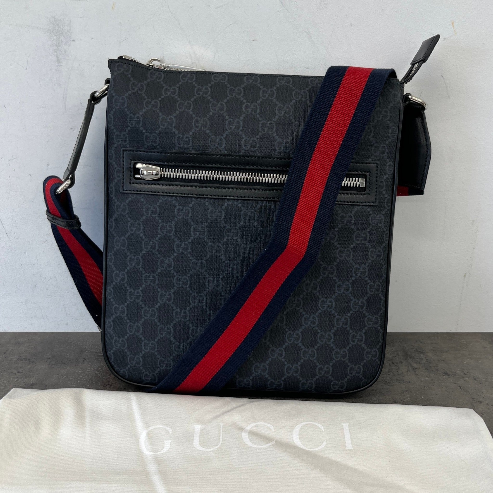 Men's Gg Supreme Messenger Bag Black