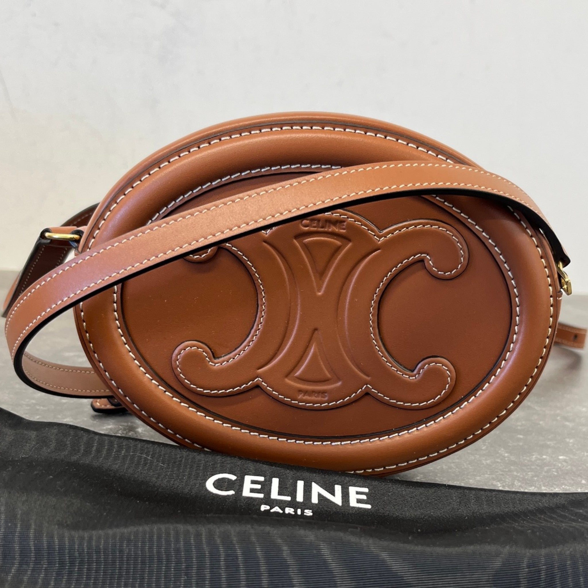 Women's Oval Cuir Triomphe Bag Brown