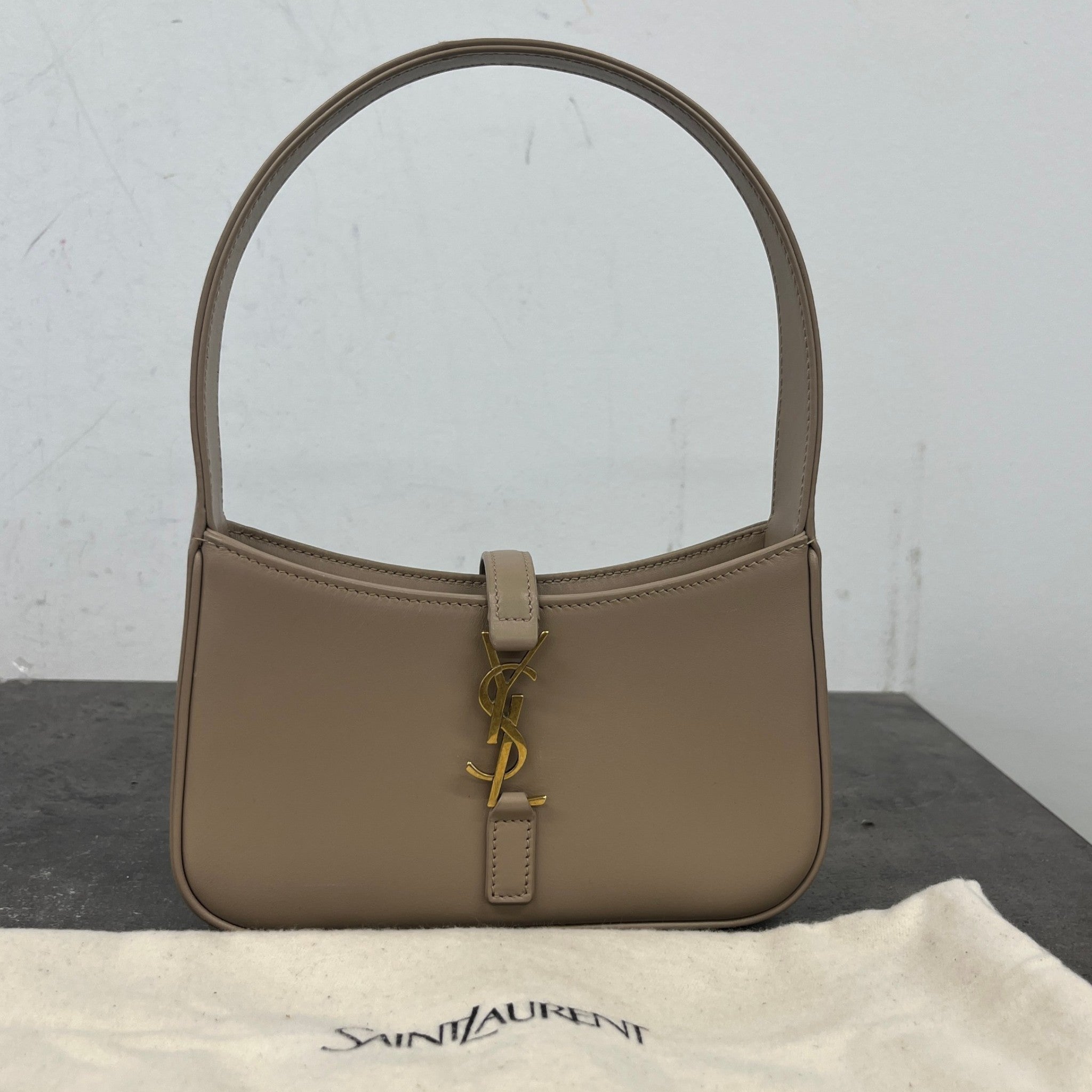 Women's Le 5 À 7 Hobo Handbag Beige