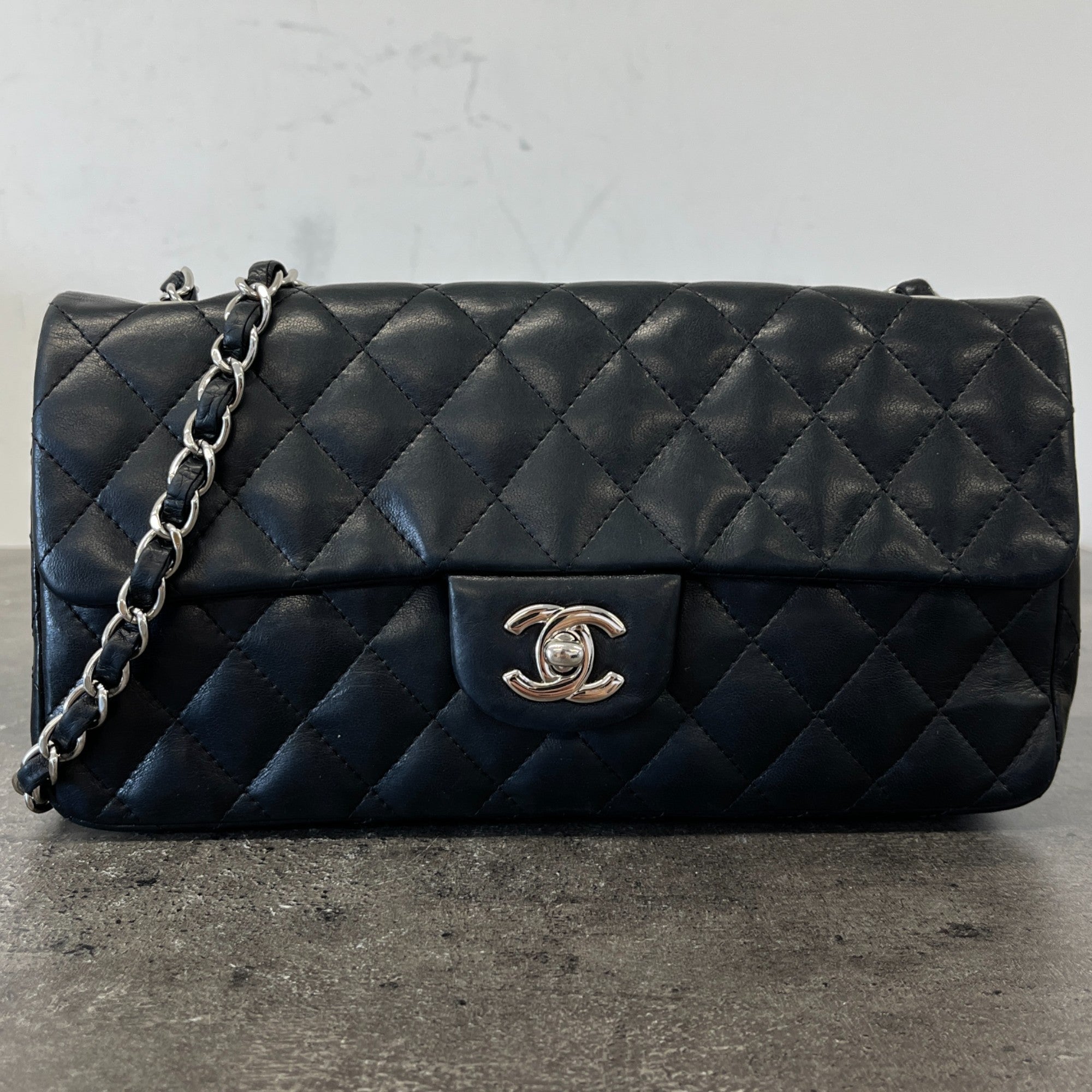 Women's Vintage East West Baguette Lambskin Handbag Black