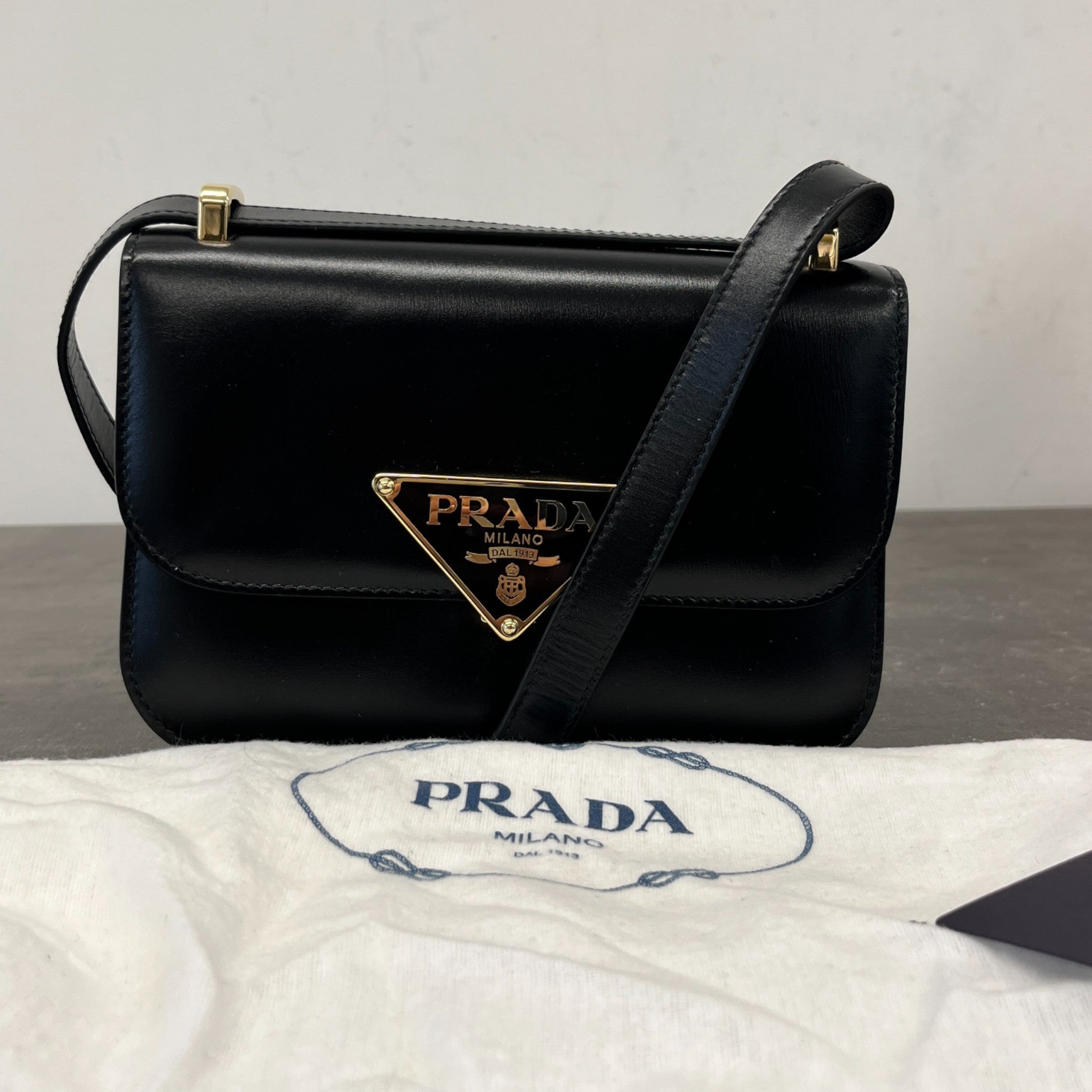 Women's Embleme Plaque Handbag Black