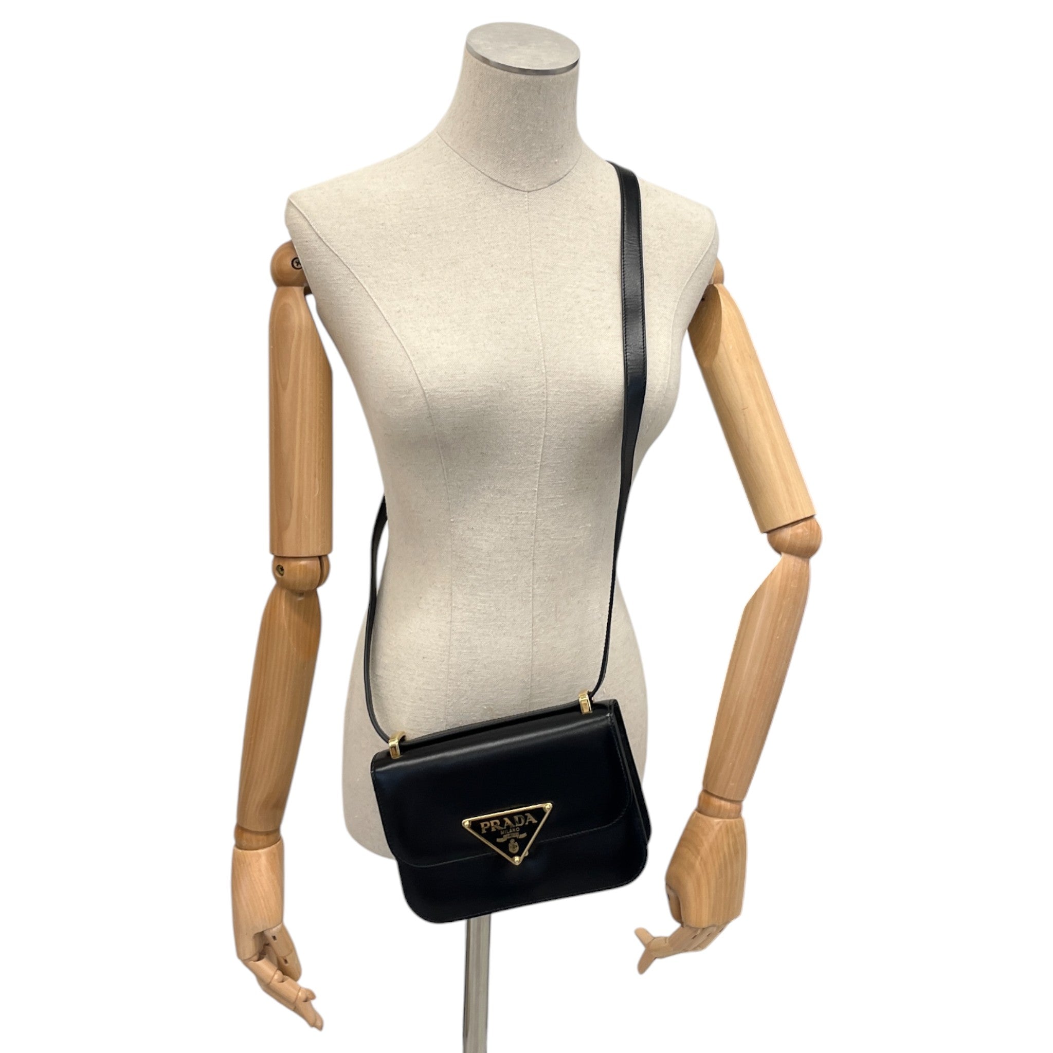 Women's Embleme Plaque Handbag Black