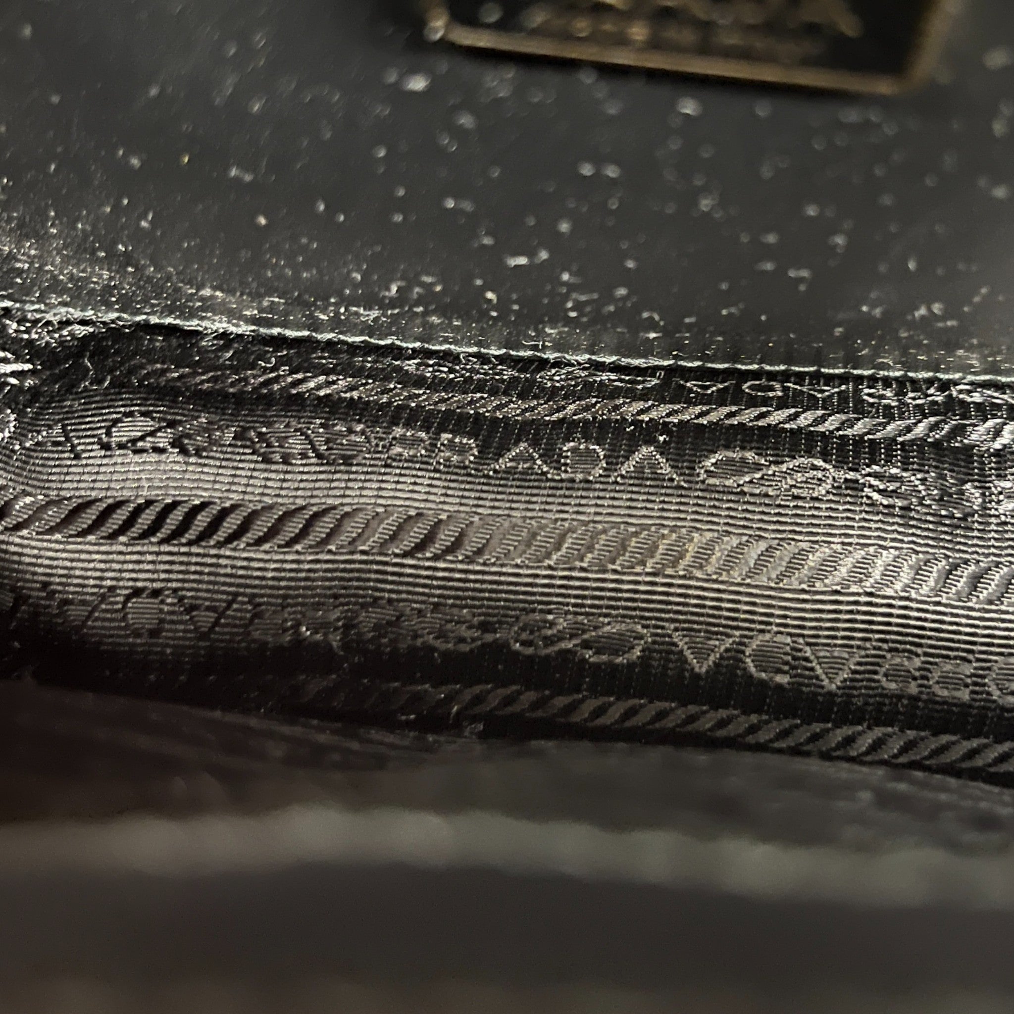 Women's Embleme Plaque Handbag Black