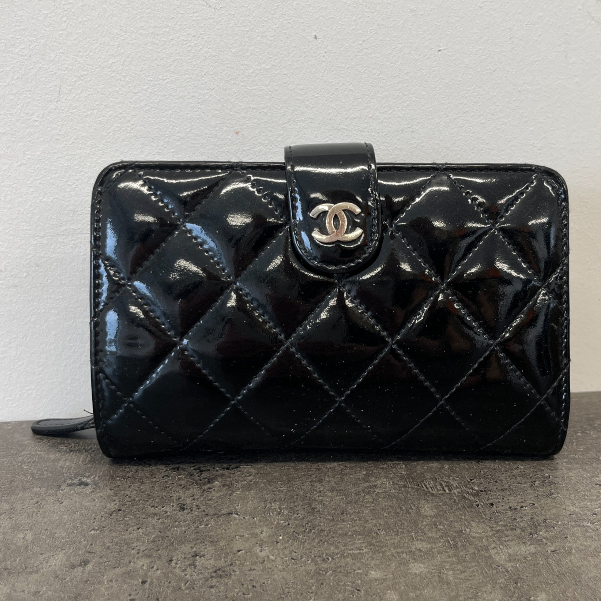 Women's Matelasse Bifold Purse Black