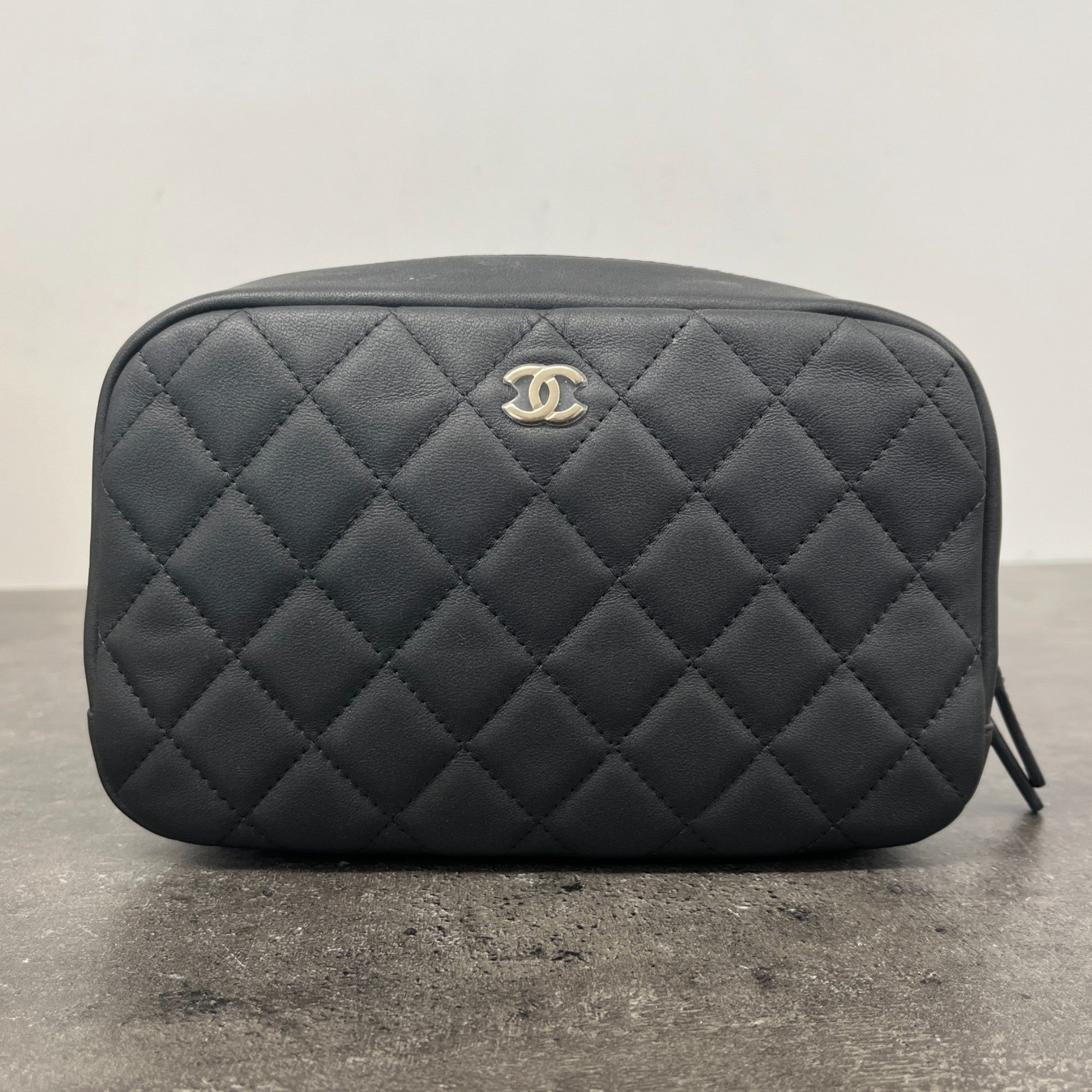 Women's Cc Logo Quilted Toiletry Bag Charcoal