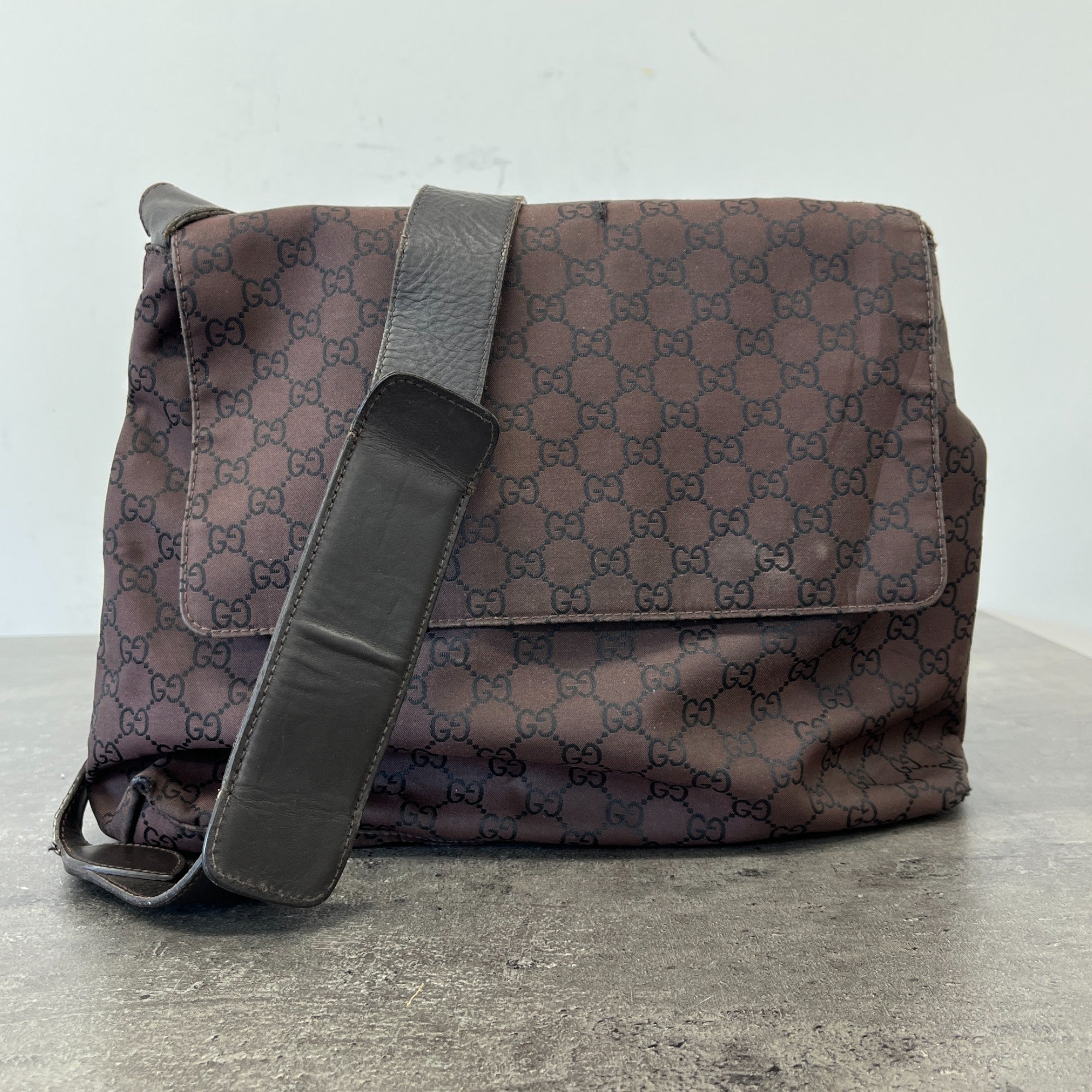 Men's Gg Supreme Messenger Bag Brown