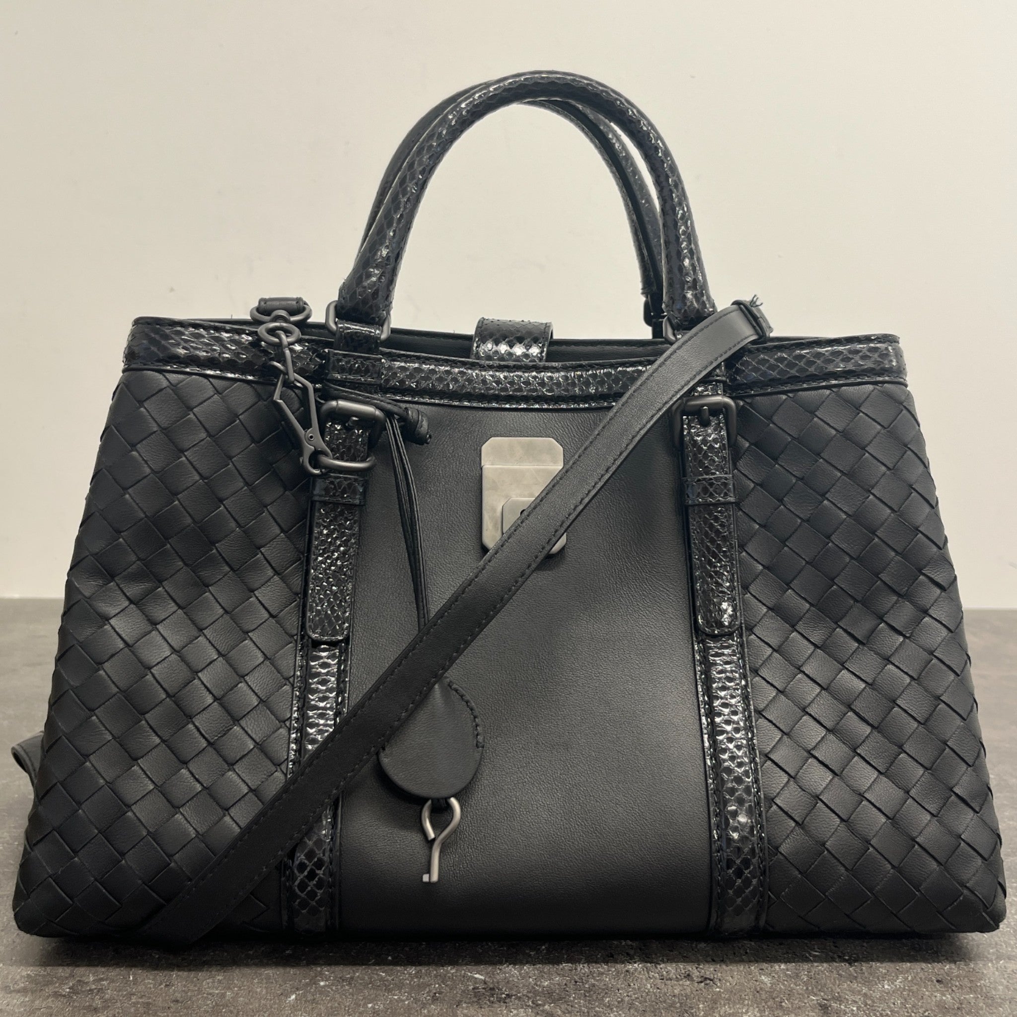 Women's Veneta Roma Small Handbag Black