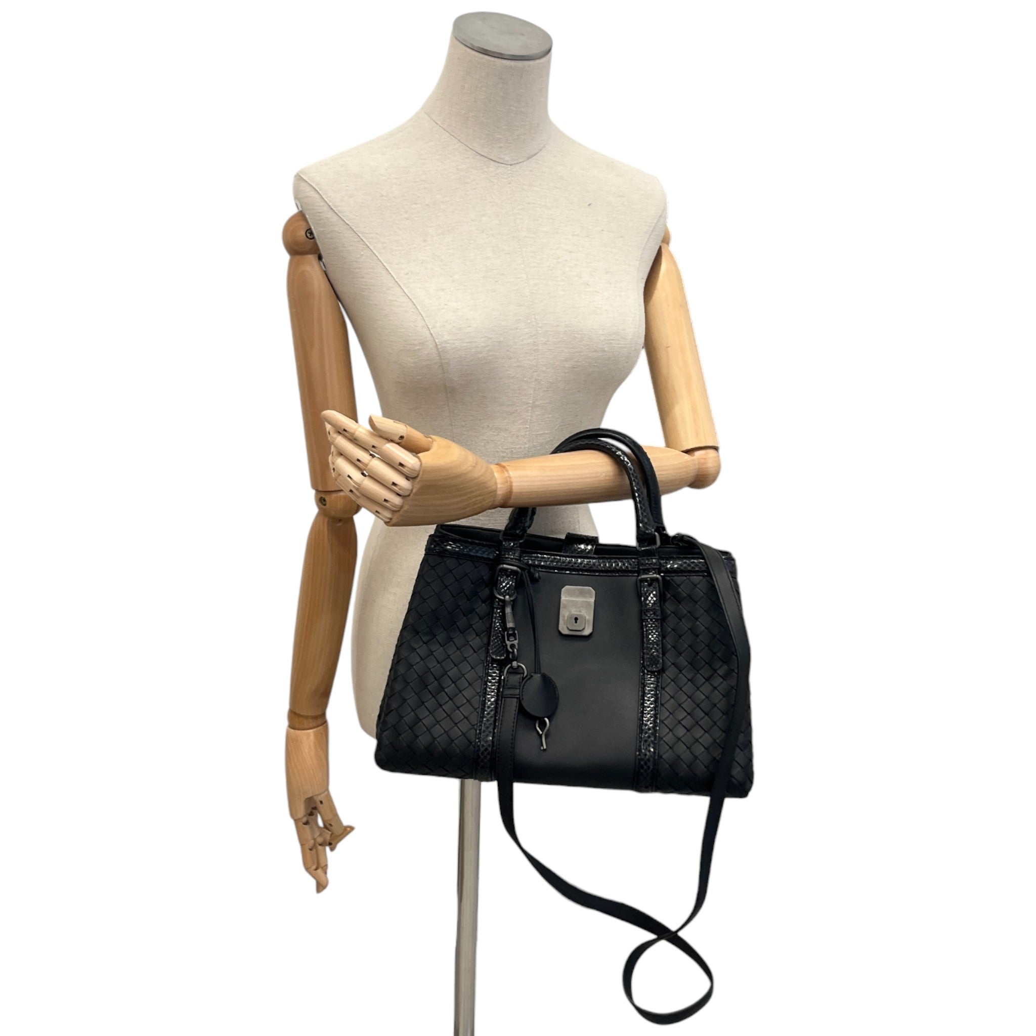 Women's Veneta Roma Small Handbag Black