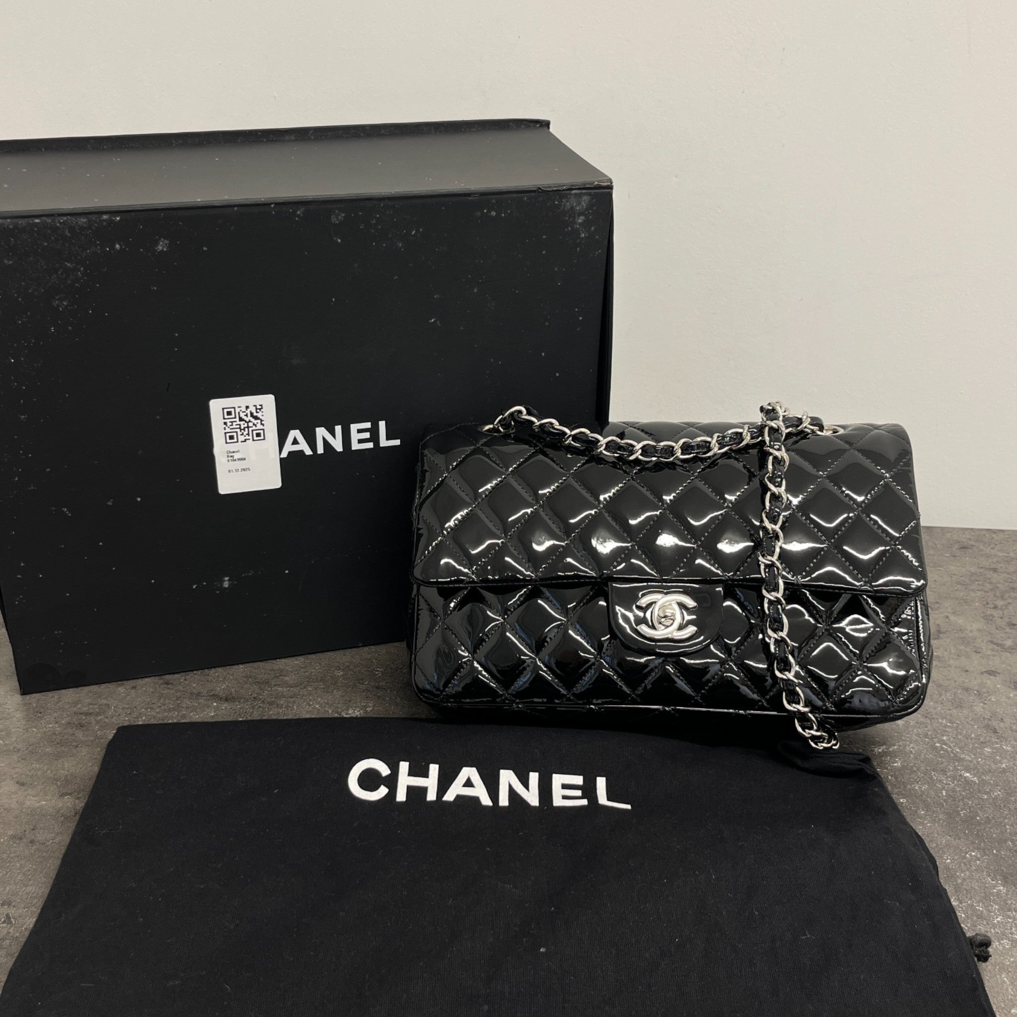 Women's Medium Classic Double Flap Handbag Black