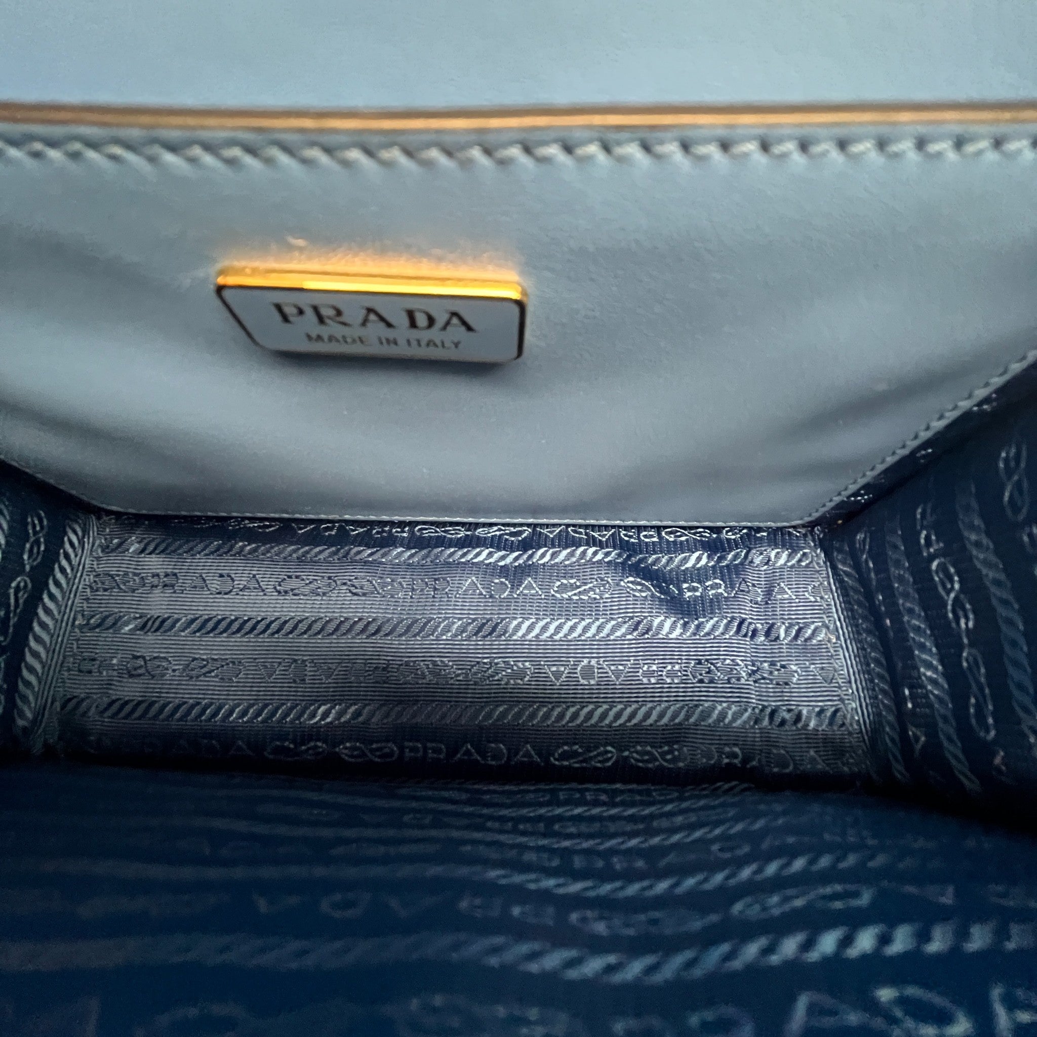 Women's Embleme Plaque Handbag Blue