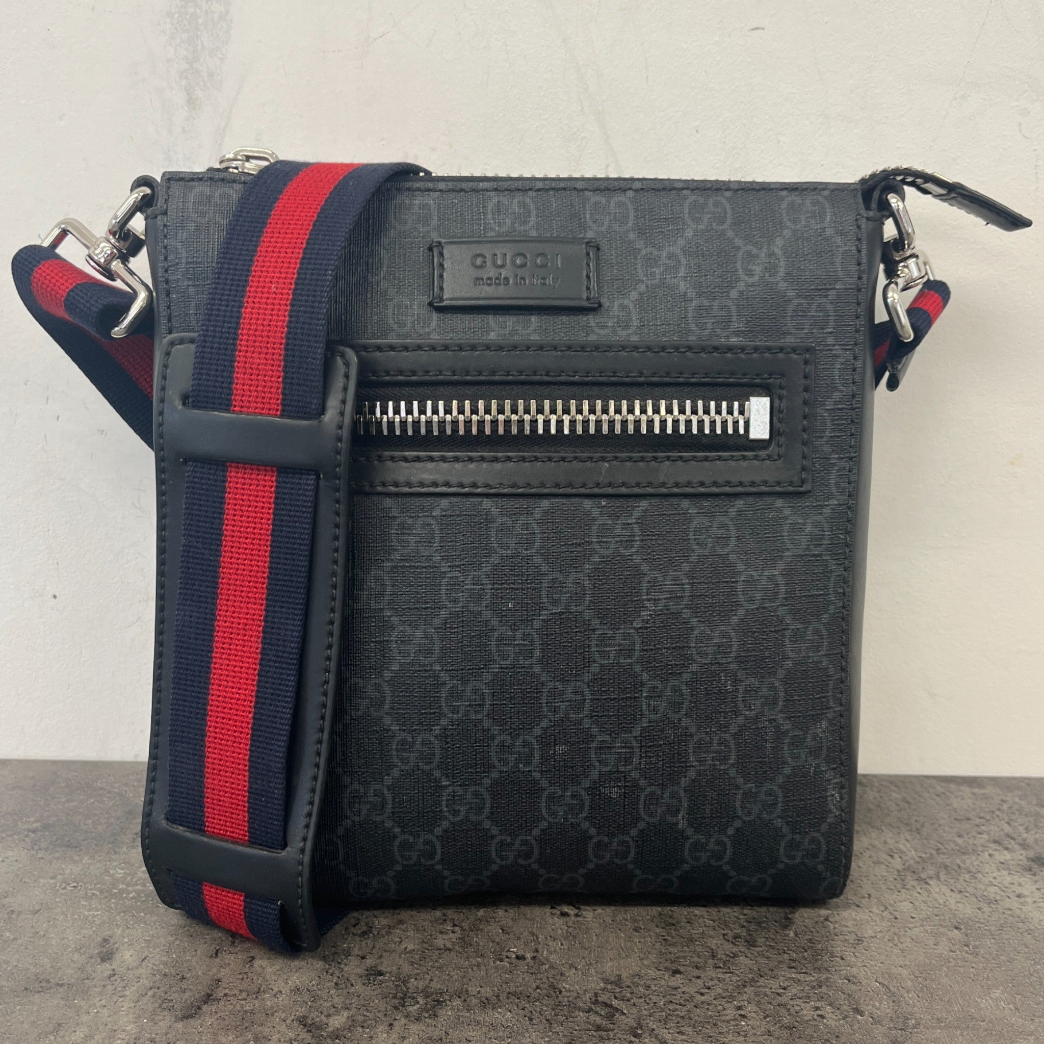 Men's Gg Supreme Messenger Bag Black