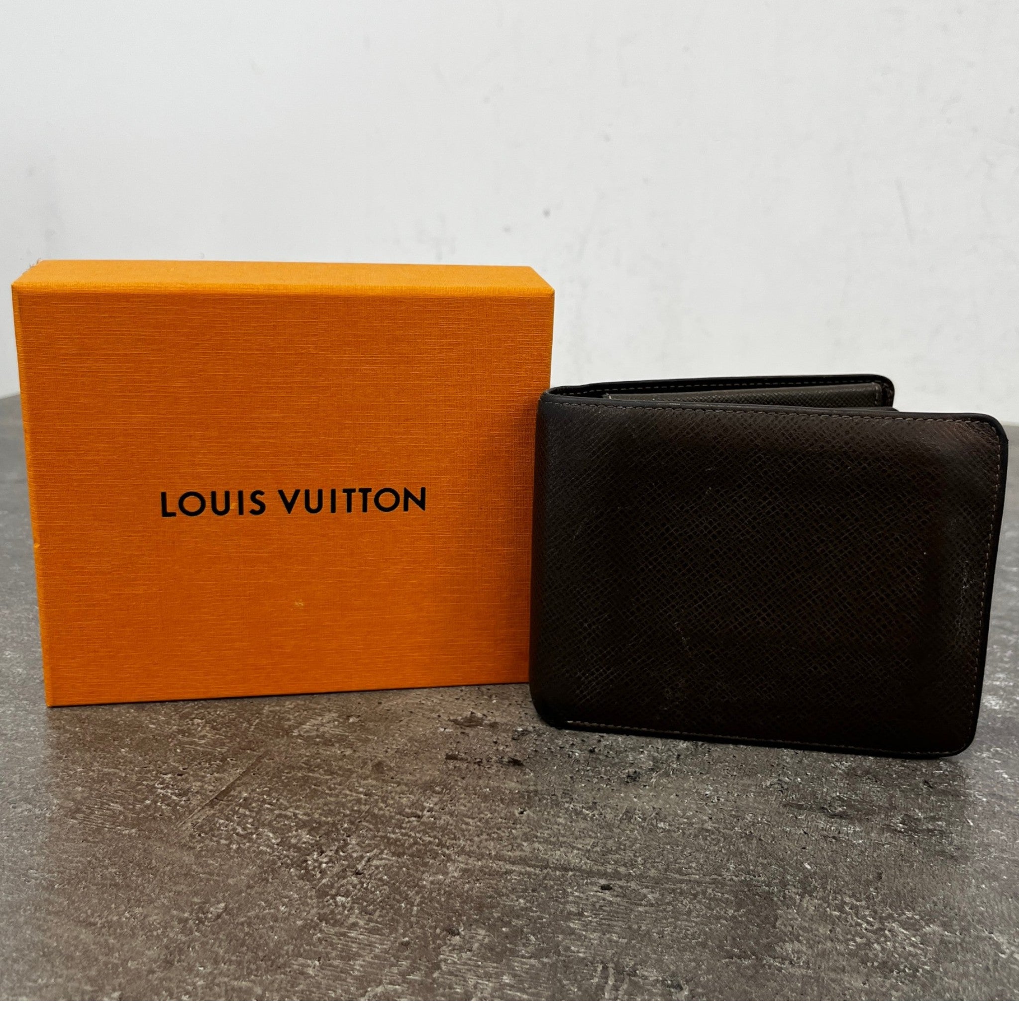 Men's Taiga Embossed Logo Wallet Brown