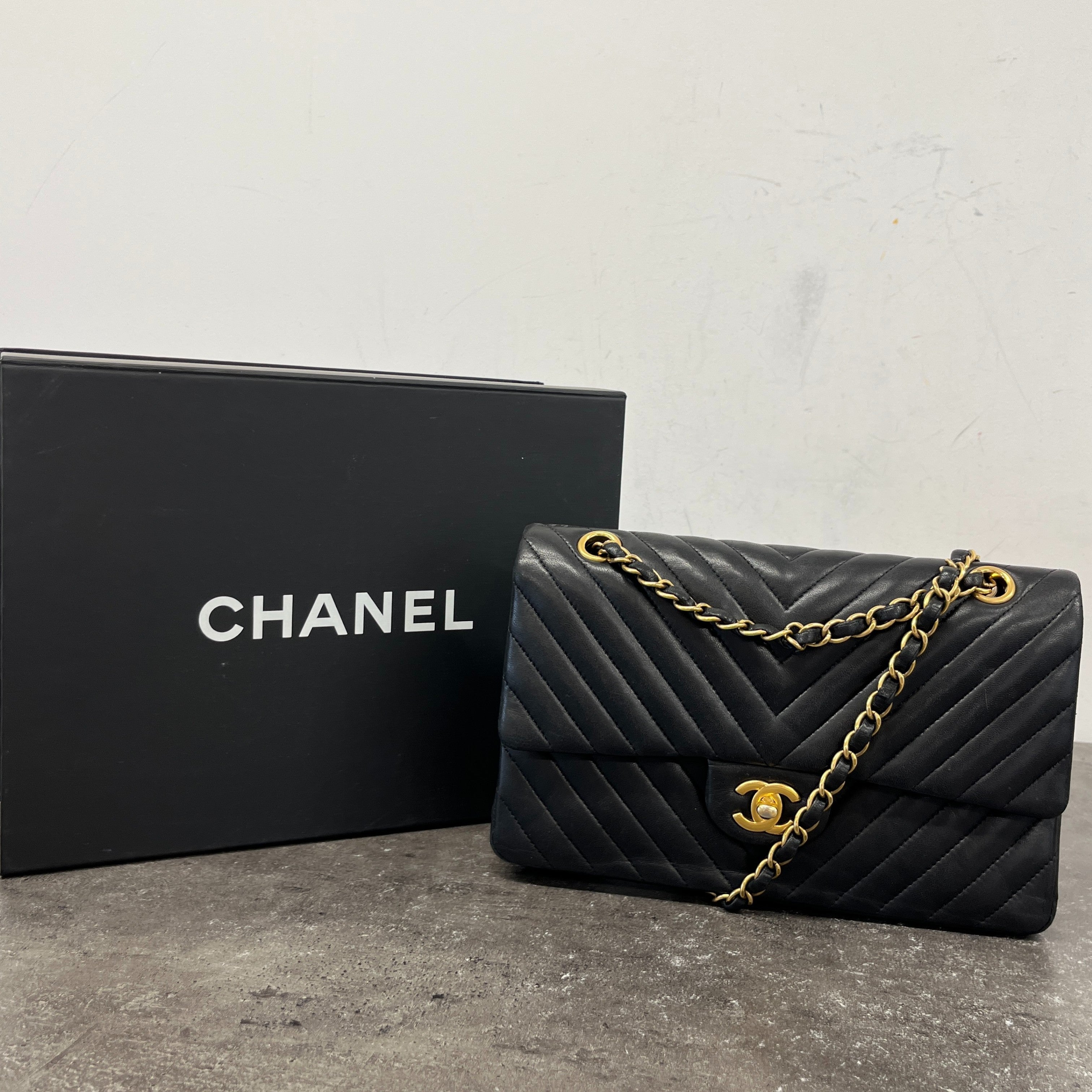 Women's Chevron Classic Flap Medium Lambskin Handbag Black