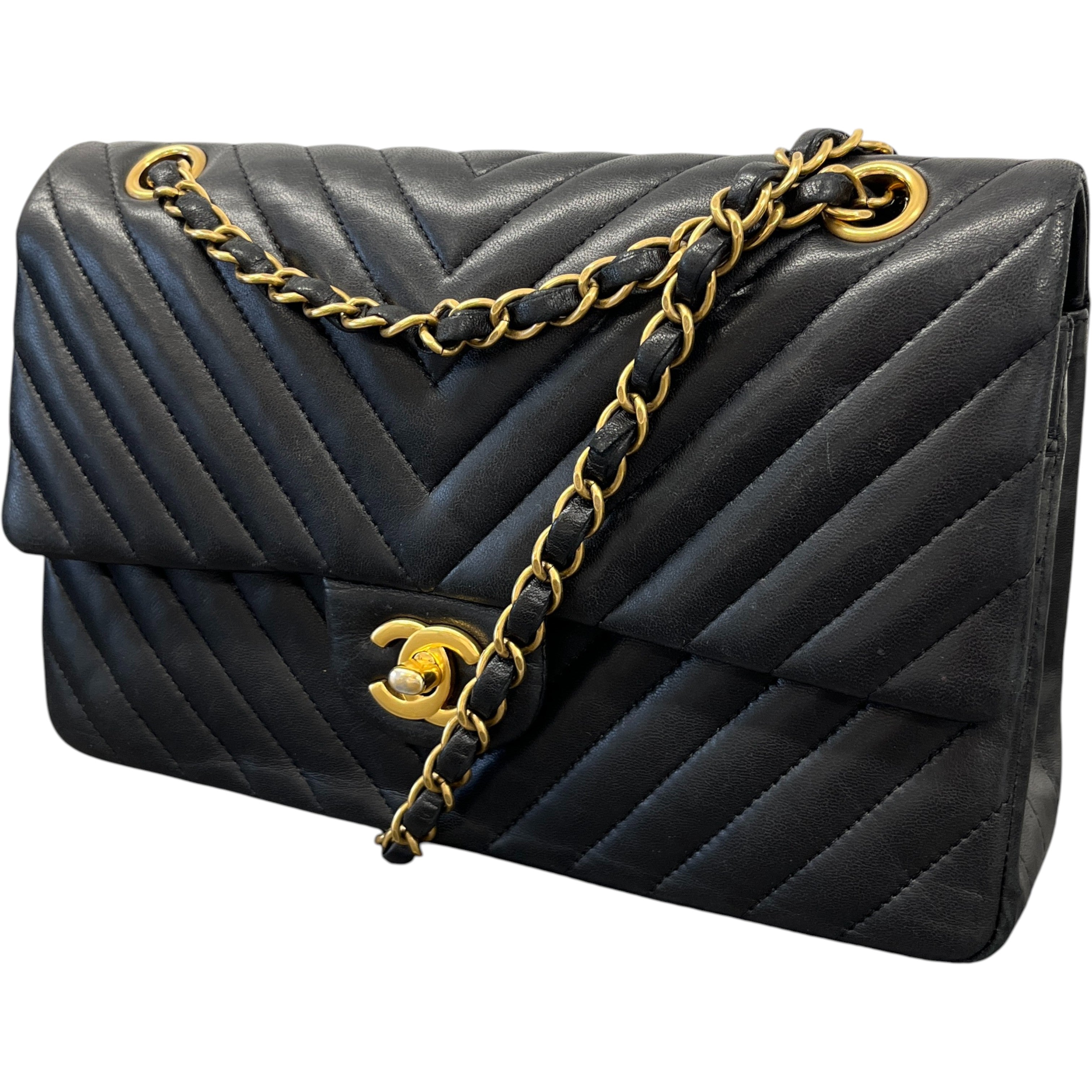 Women's Chevron Classic Flap Medium Lambskin Handbag Black
