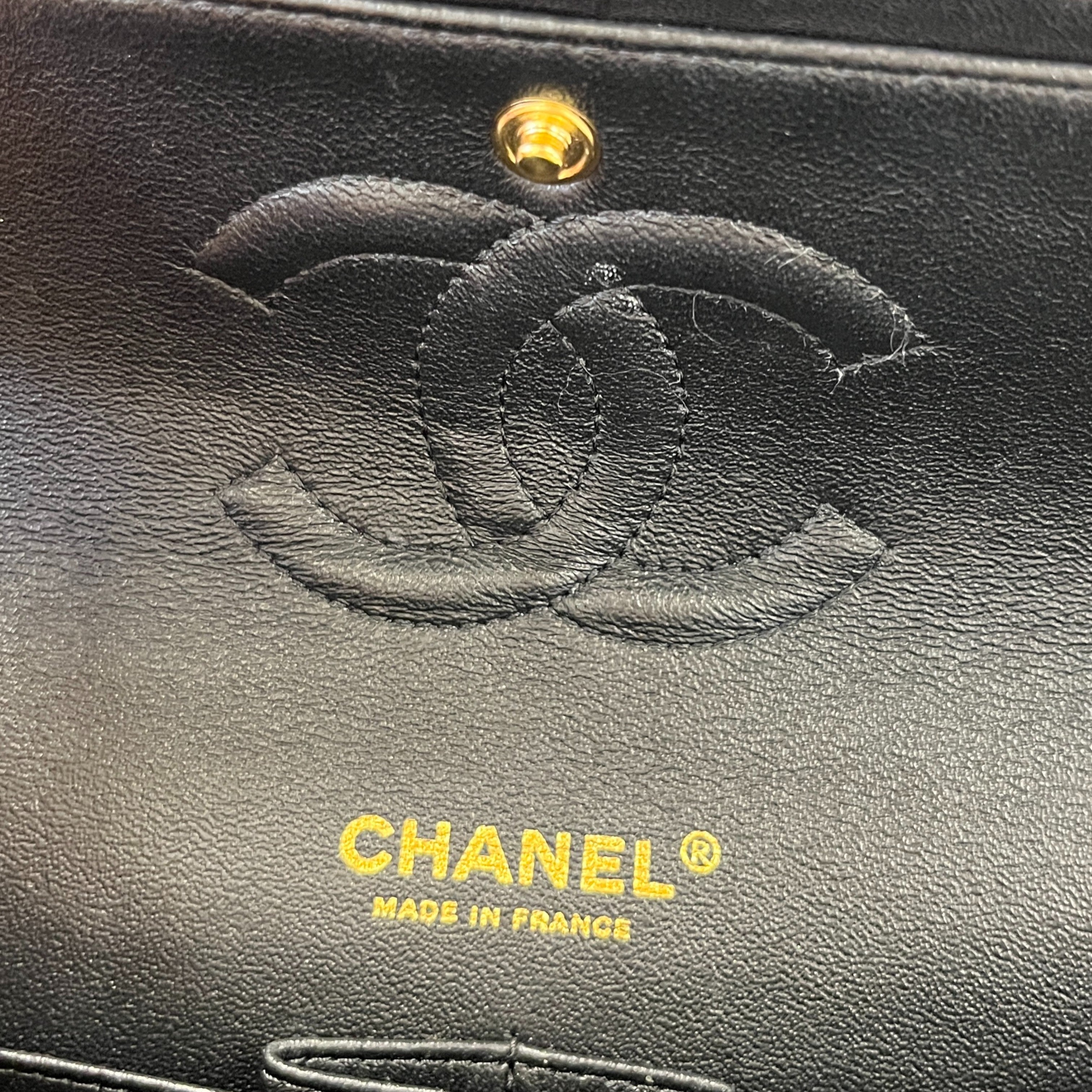 Women's Chevron Classic Flap Medium Lambskin Handbag Black