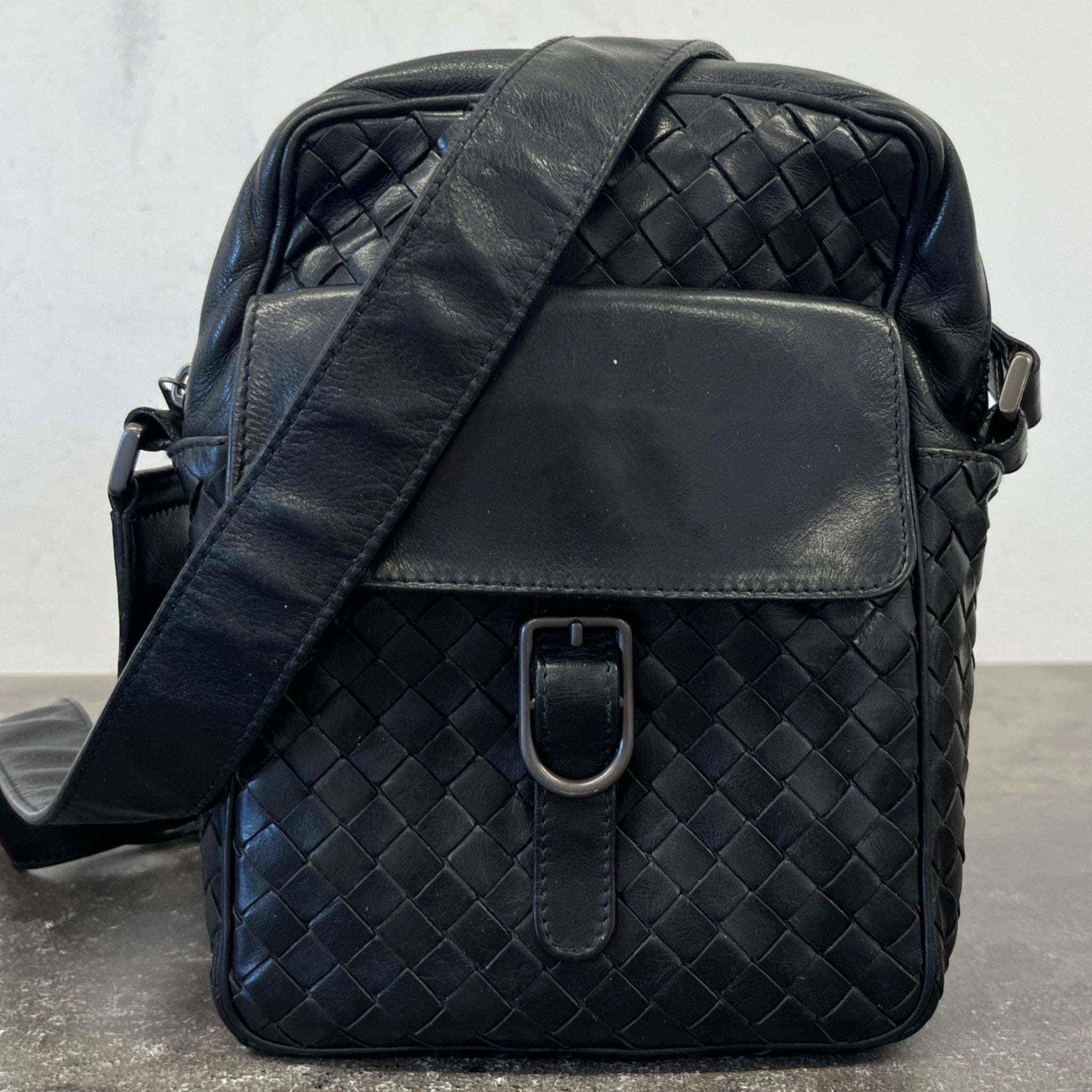 Men's Intrecciato Messenger Bag Black