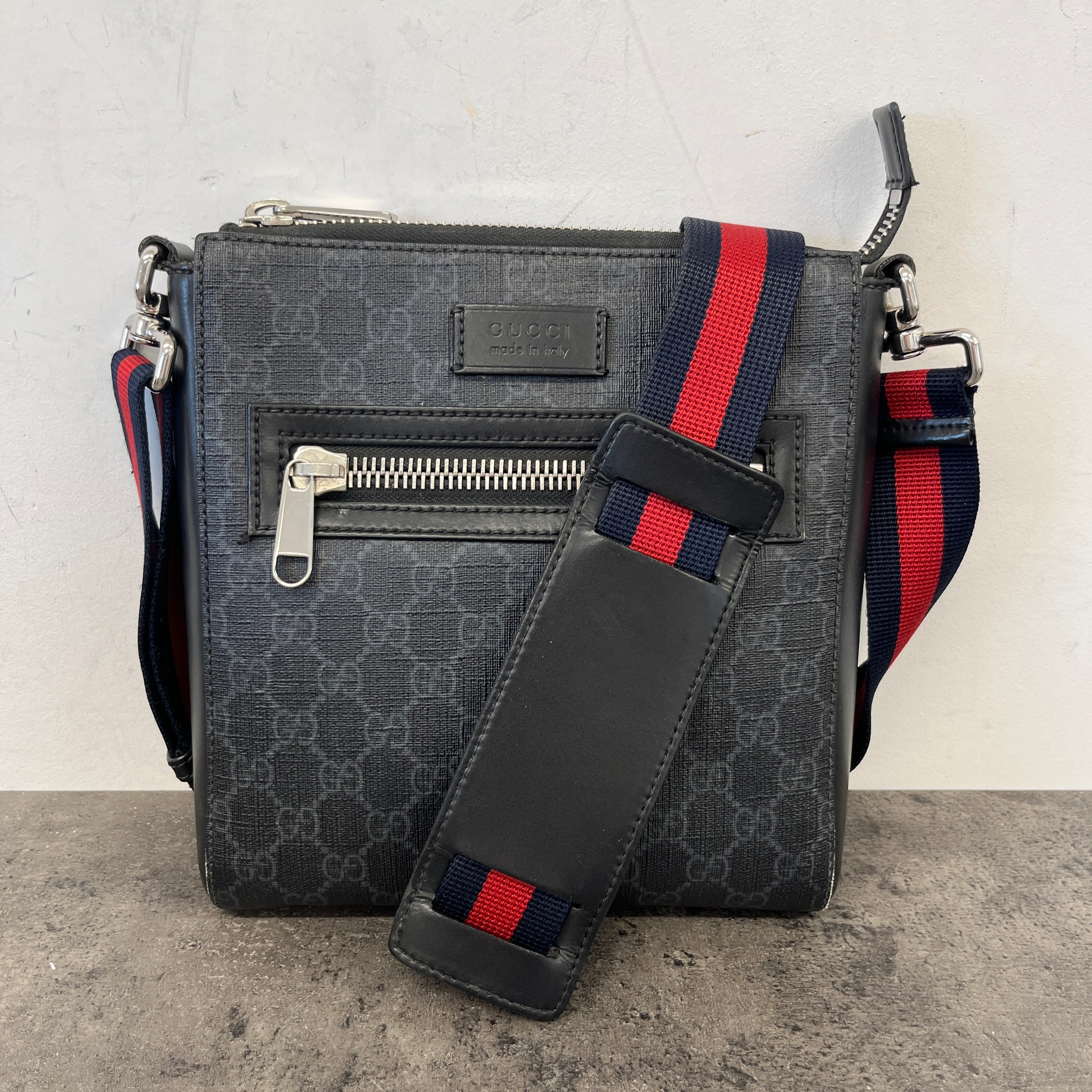 Men's Gg Supreme Messenger Bag Black