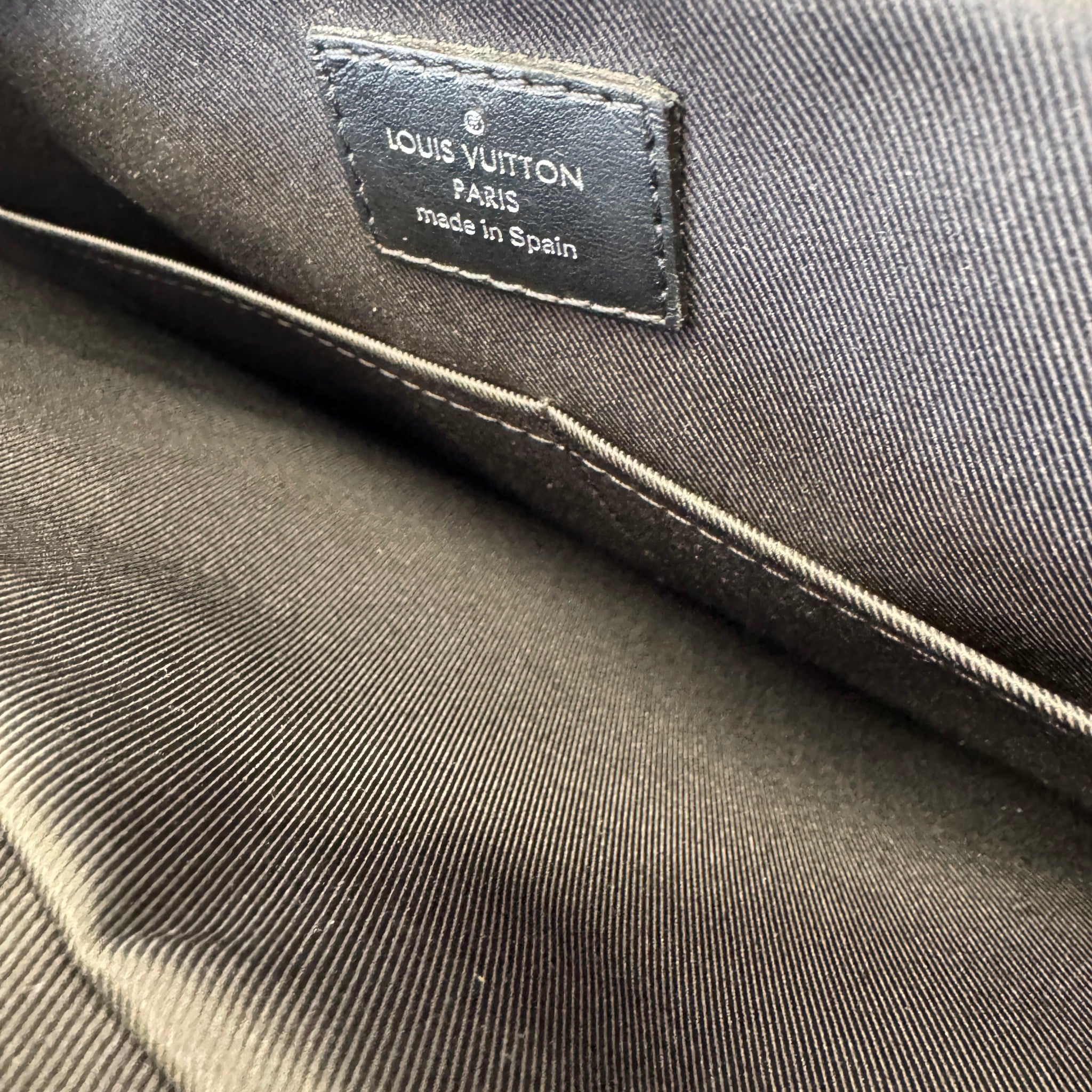 Men's Damier Graphite Trocadero Pm Messenger Bag Black