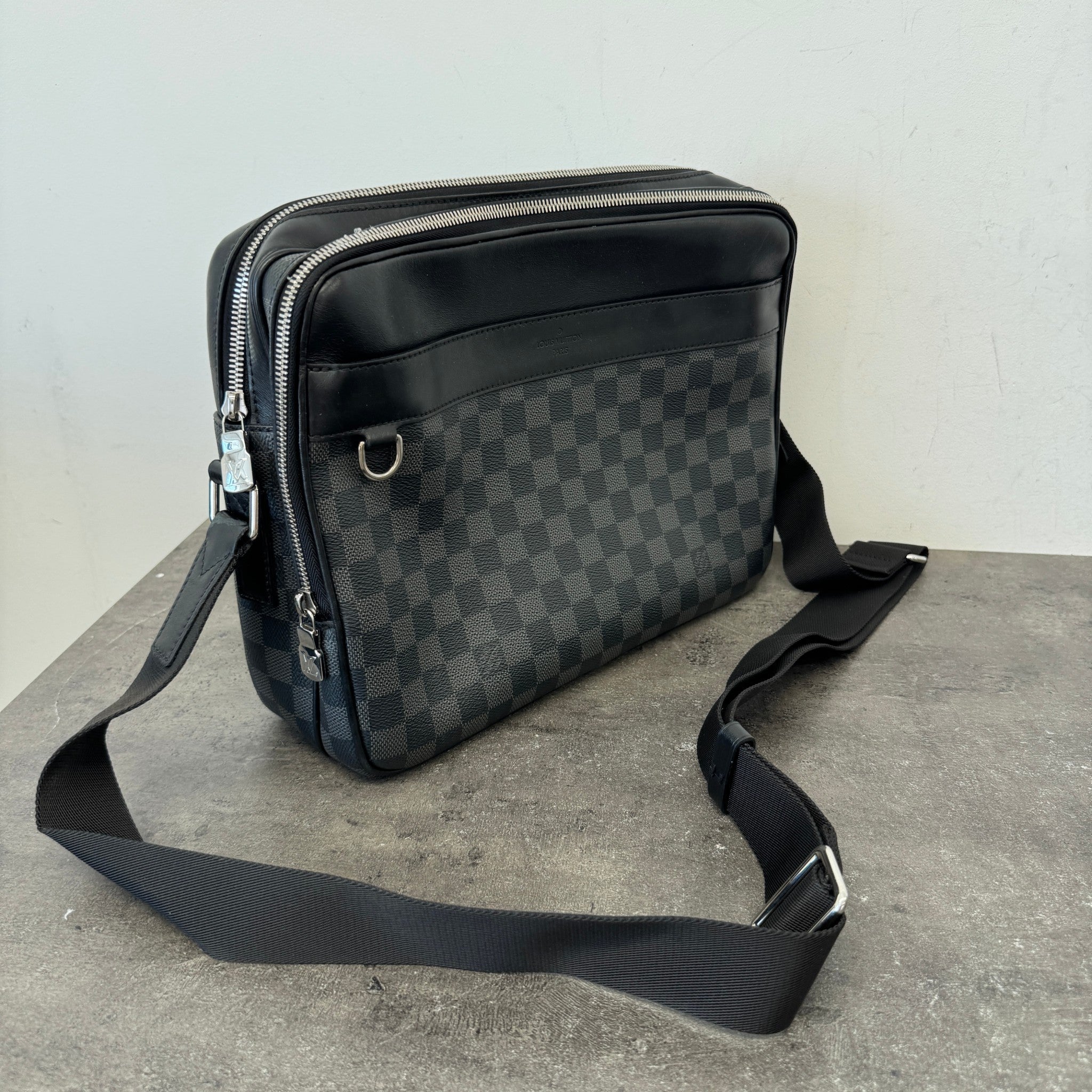 Men's Damier Graphite Trocadero Pm Messenger Bag Black