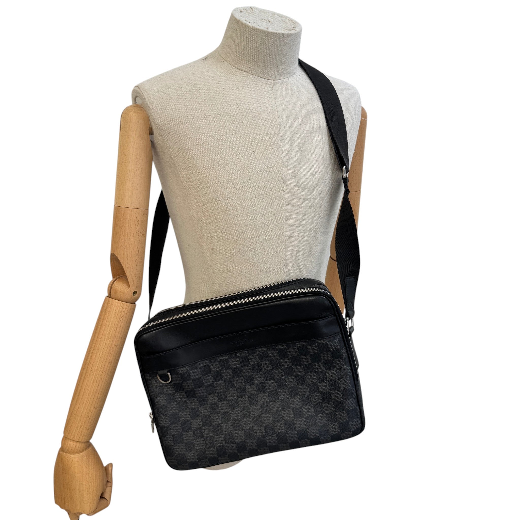 Men's Damier Graphite Trocadero Pm Messenger Bag Black