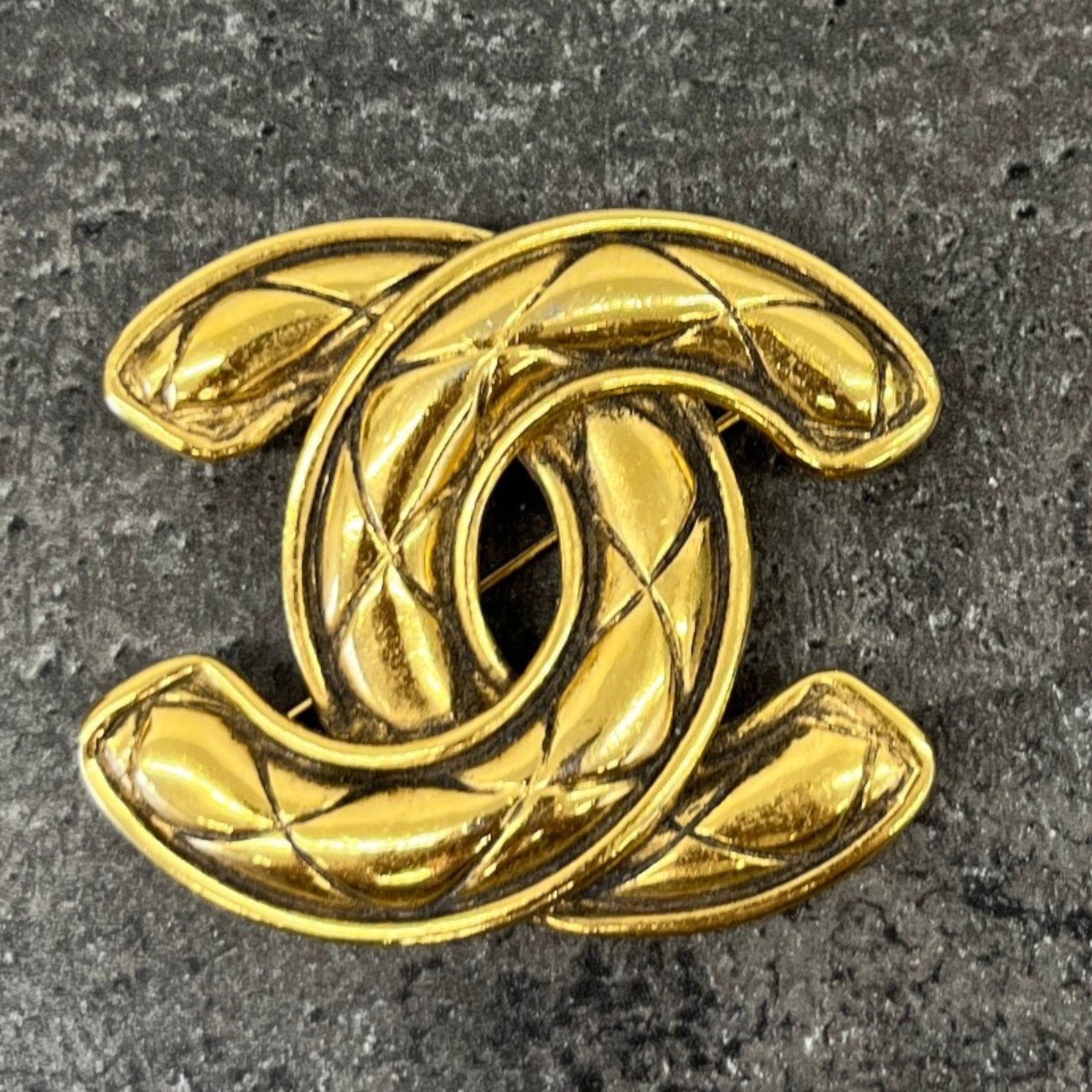 Women's Quilted Cc Brooch Gold