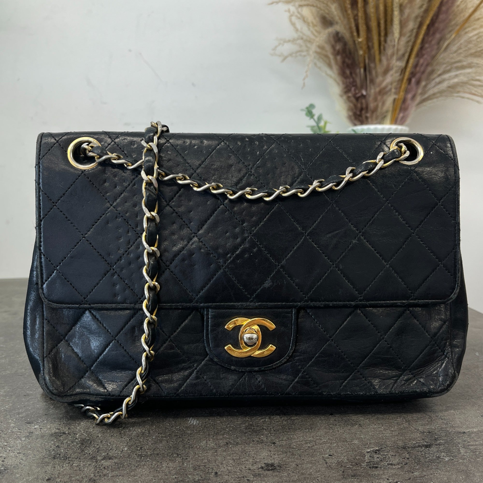 Women's Small Classic Flap Handbag Black