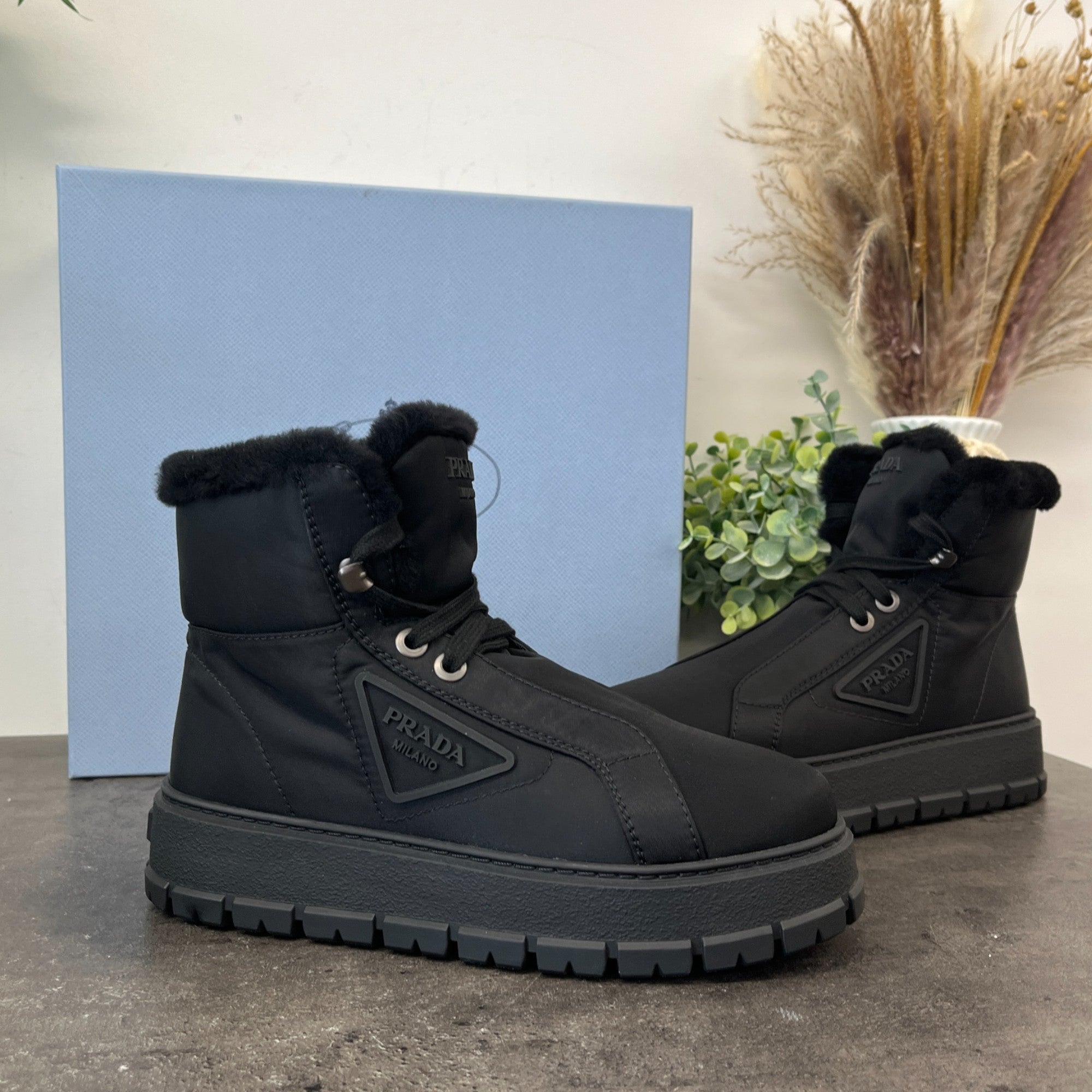 Women's Logo Plaque Shearling Boots Black Size EU 36 / UK 3