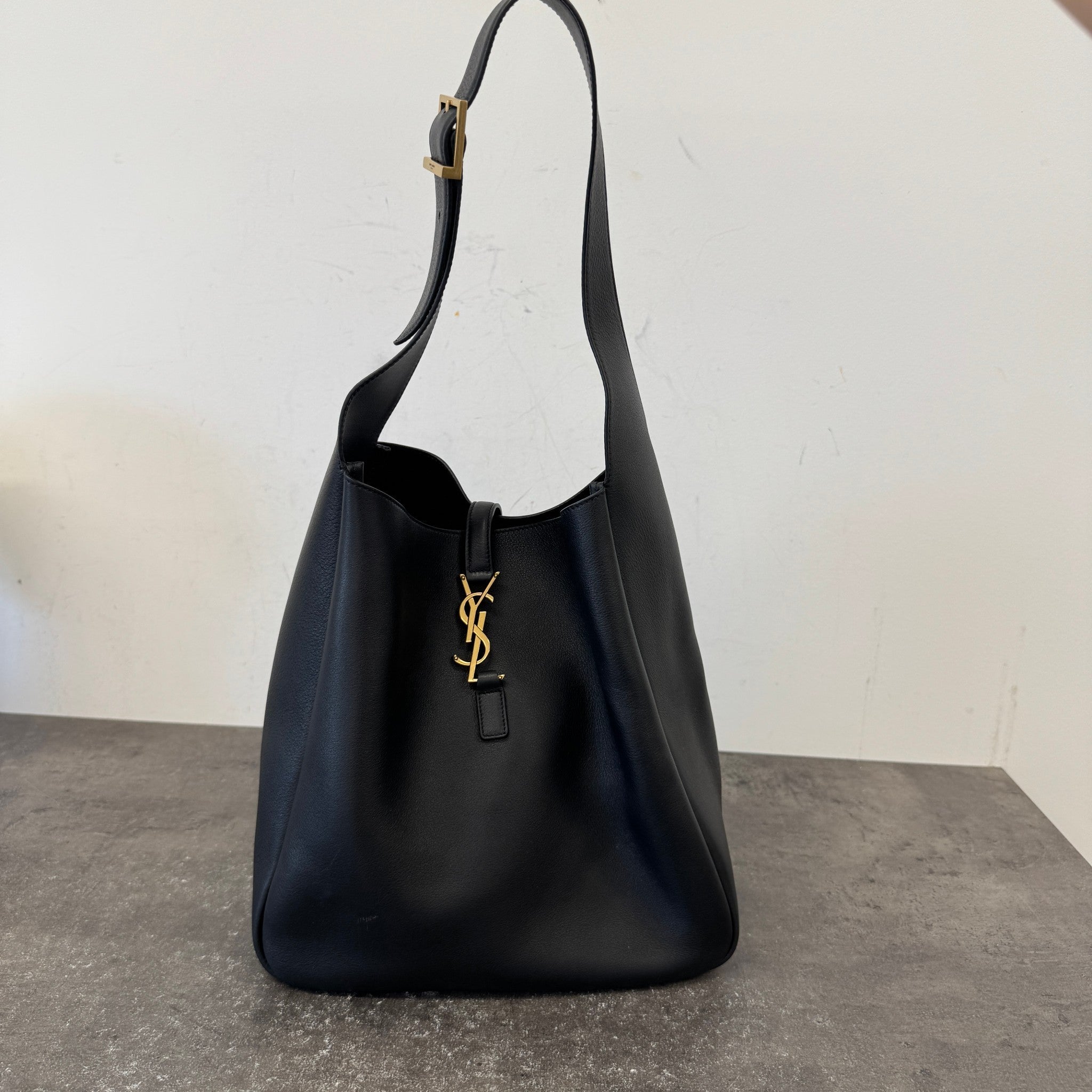 Women's Le 5 À 7 Supple Large Shoulder Bag Black