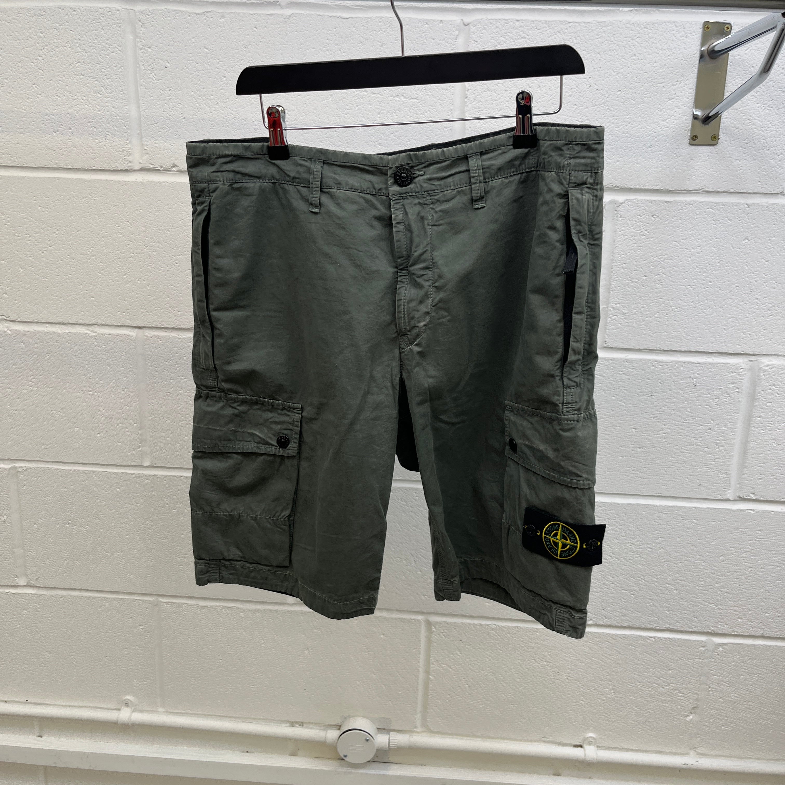 Men's Applique Logo Shorts Khaki Size Waist 34"