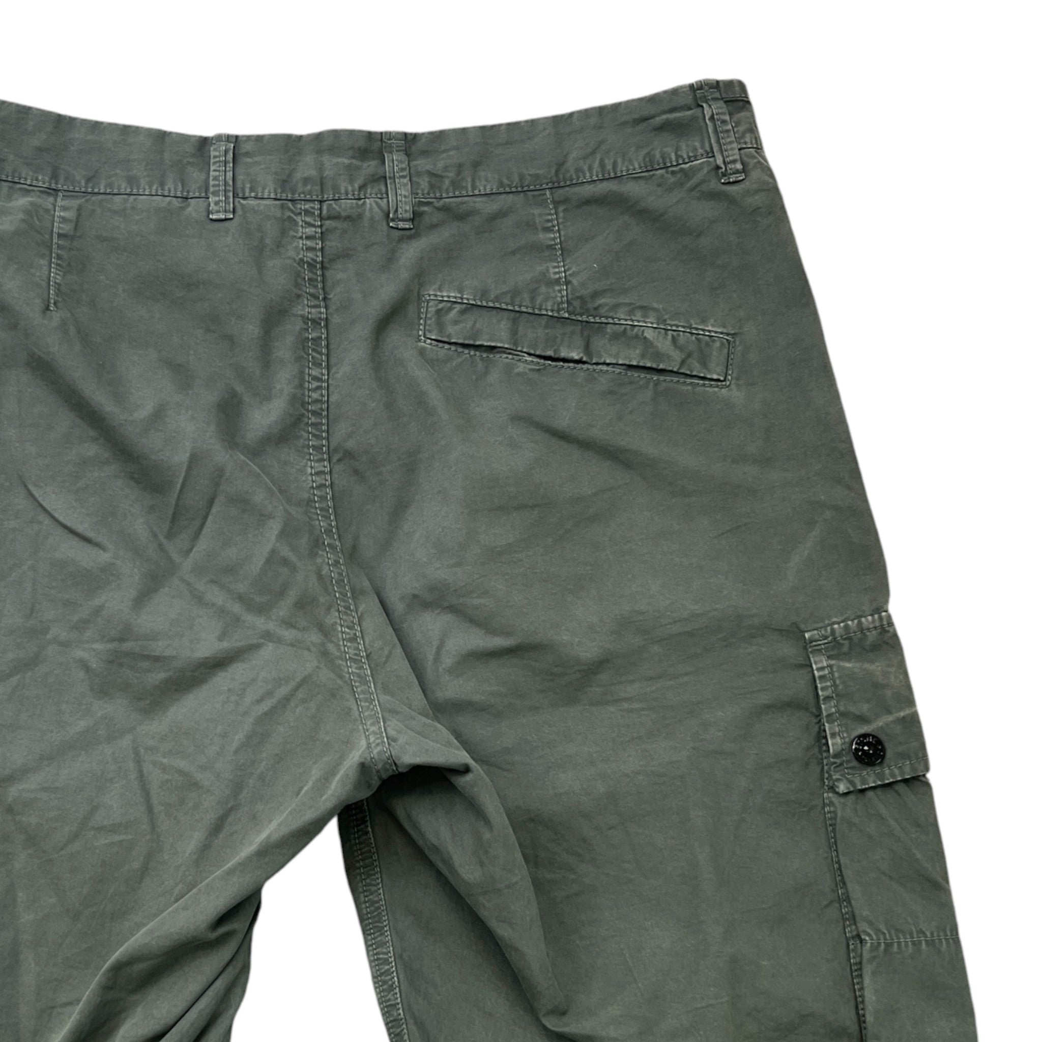 Men's Applique Logo Shorts Khaki Size Waist 34"