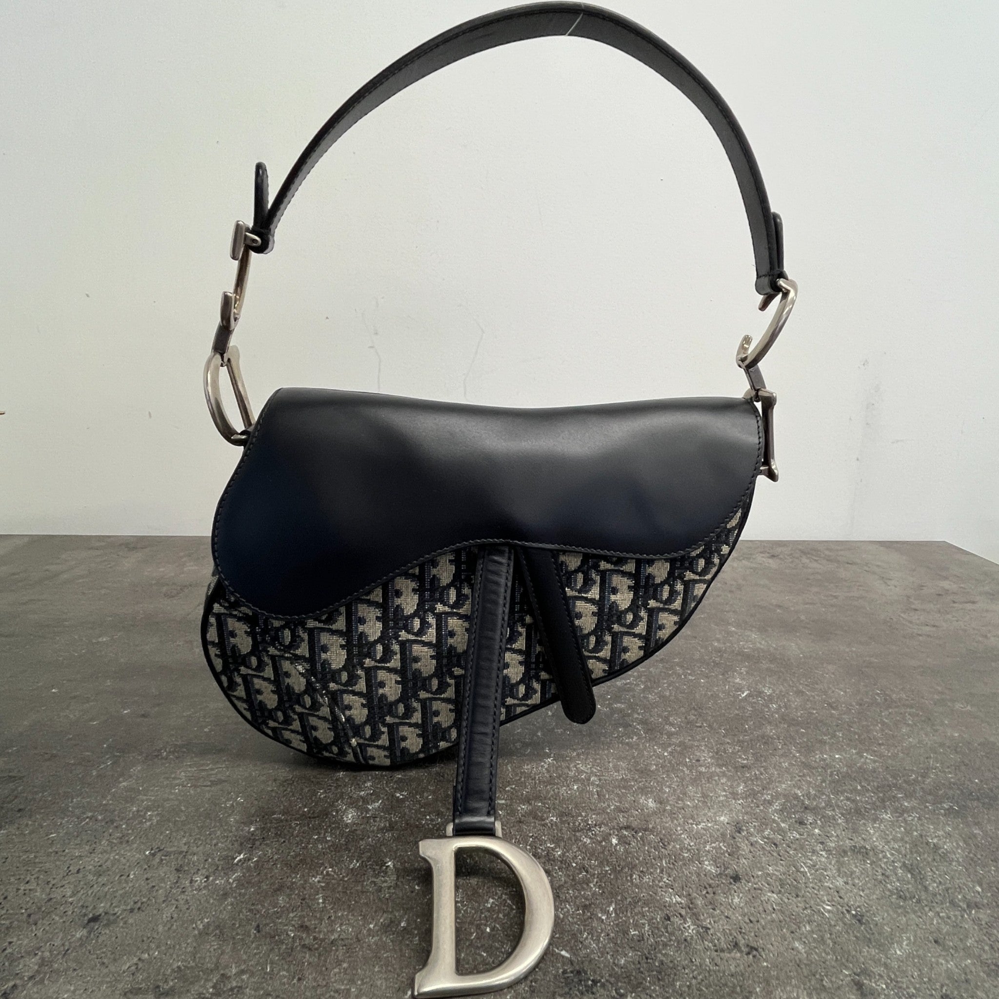 Women's Oblique Saddle Medium Bag Navy