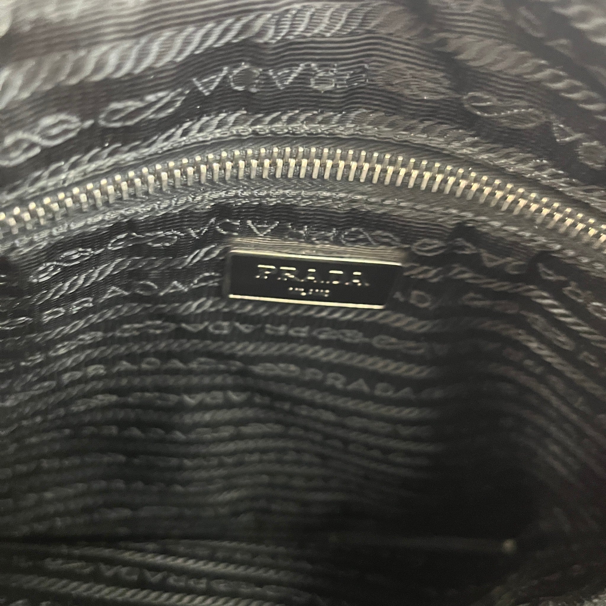 Men's Plaque Logo Re-Nylon Messenger Bag Black
