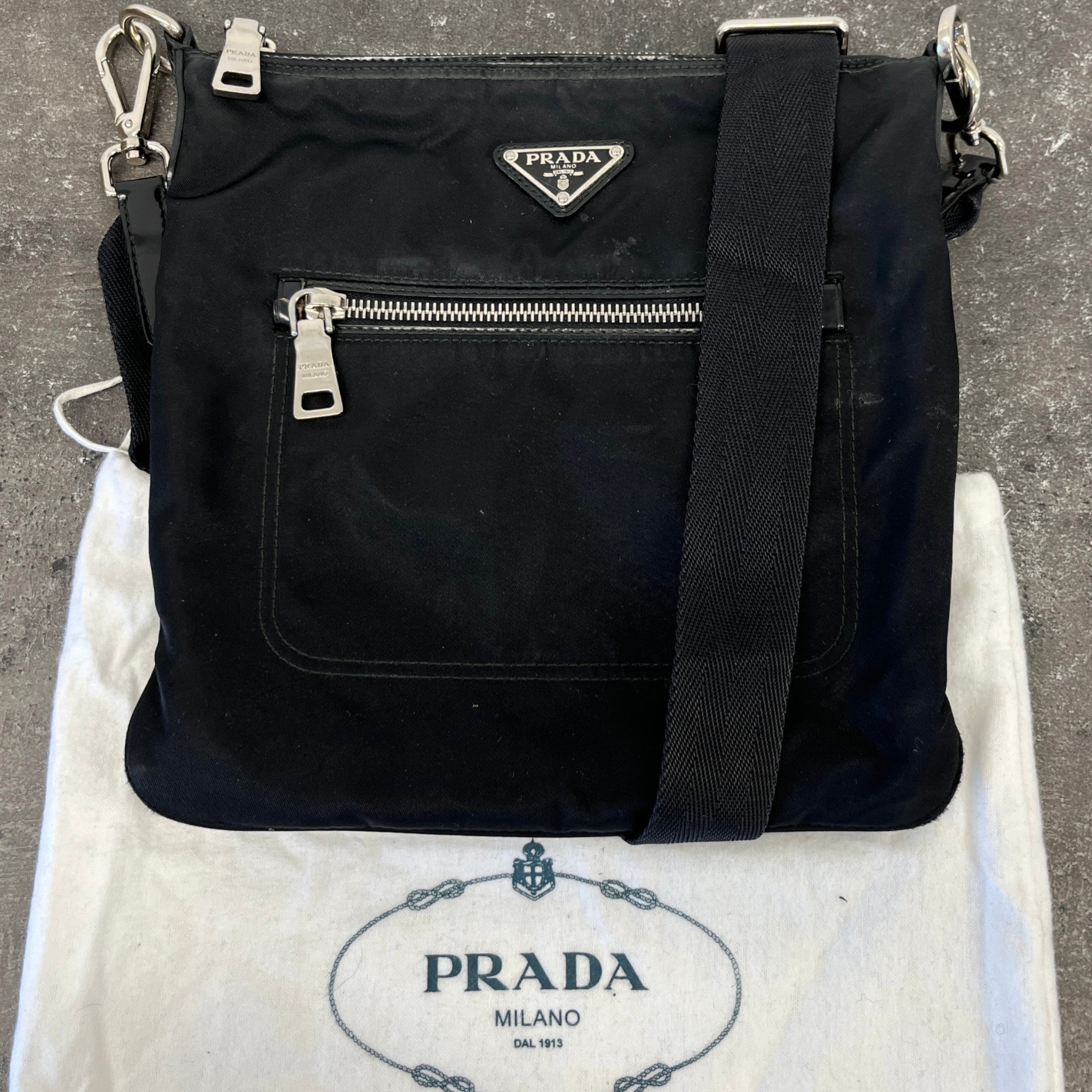 Men's Plaque Logo Re-Nylon Messenger Bag Black