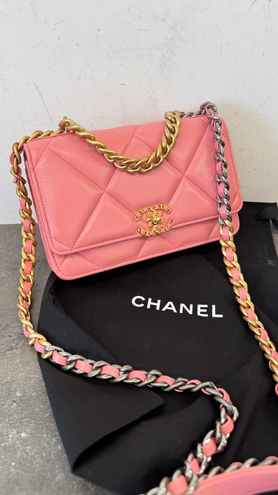 Women's 19 Wallet On Chain Woc Lambskin Bag Pink