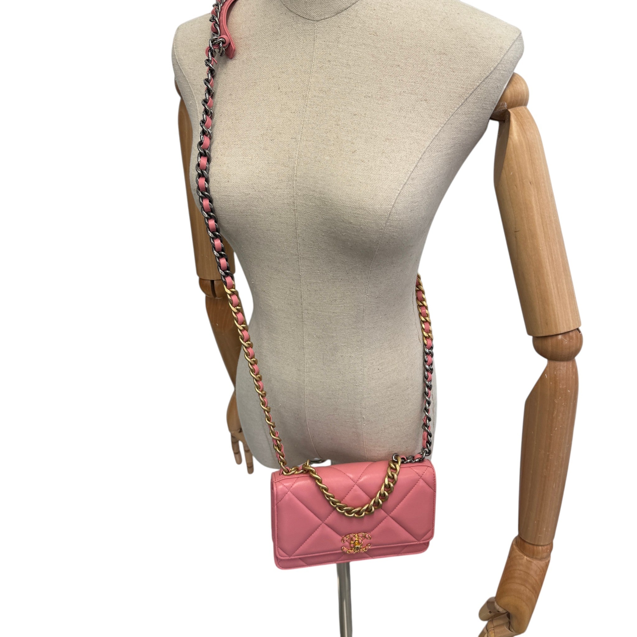 Women's 19 Wallet On Chain Woc Lambskin Bag Pink