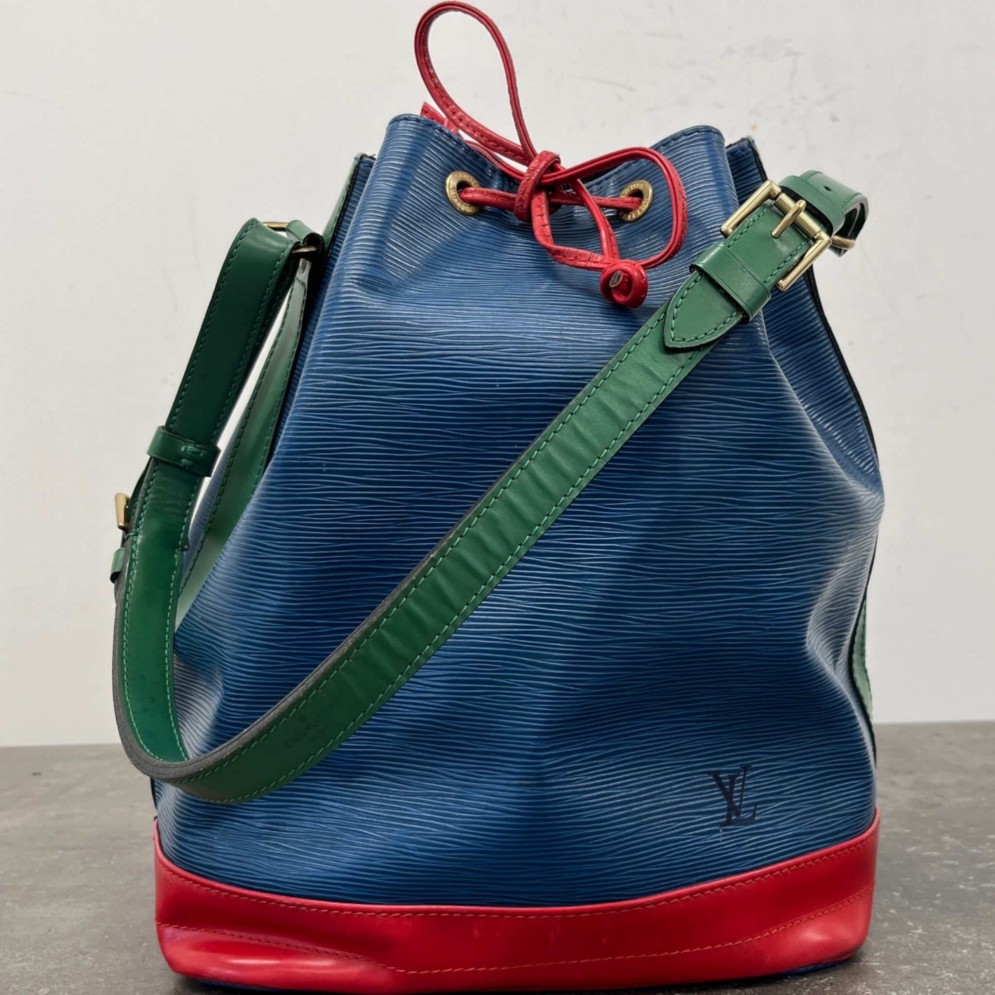 Women's Epi Leather Noé Mm Bag Blue