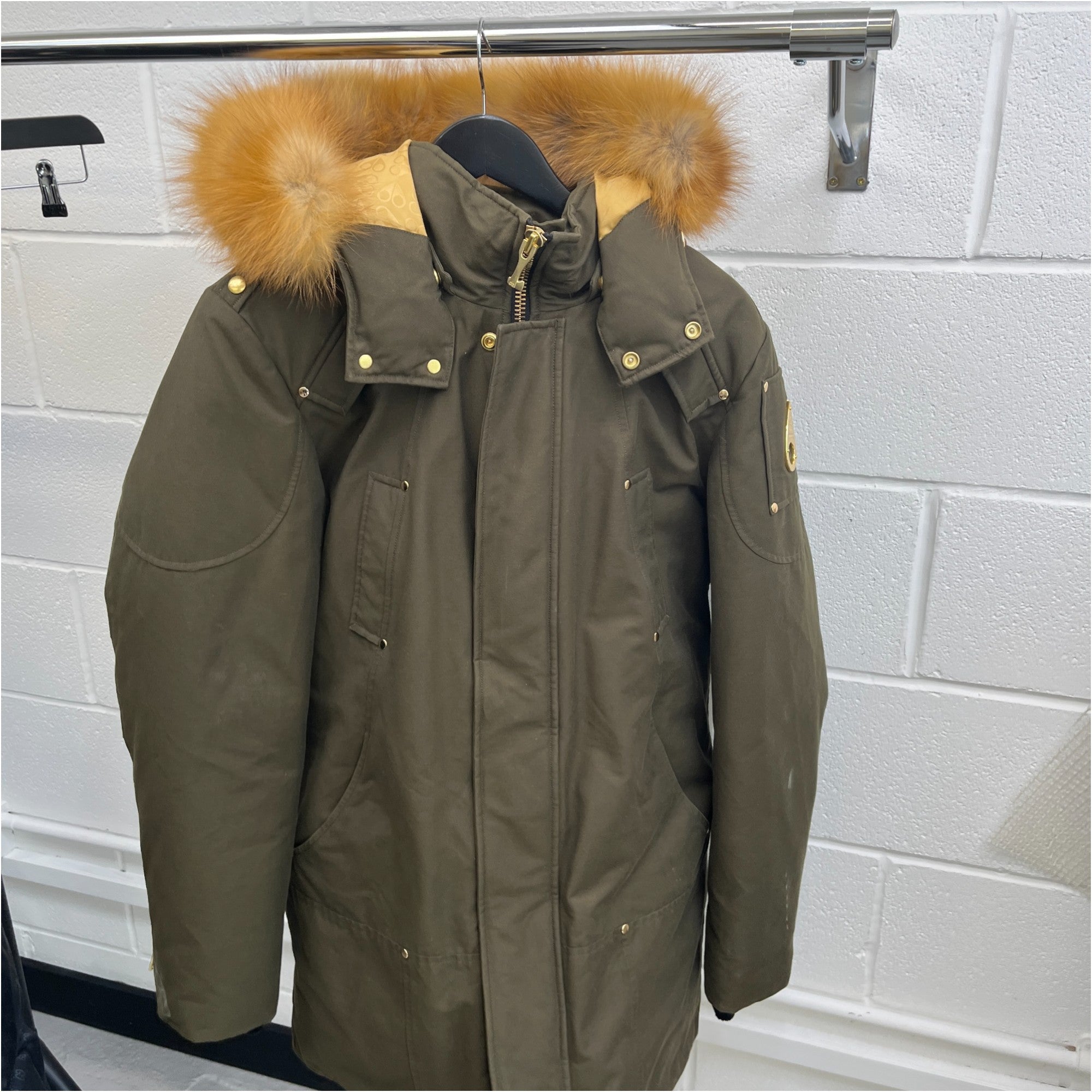 Men's Fur-Trimmed Plaque Logo Down Jacket Khaki Size L