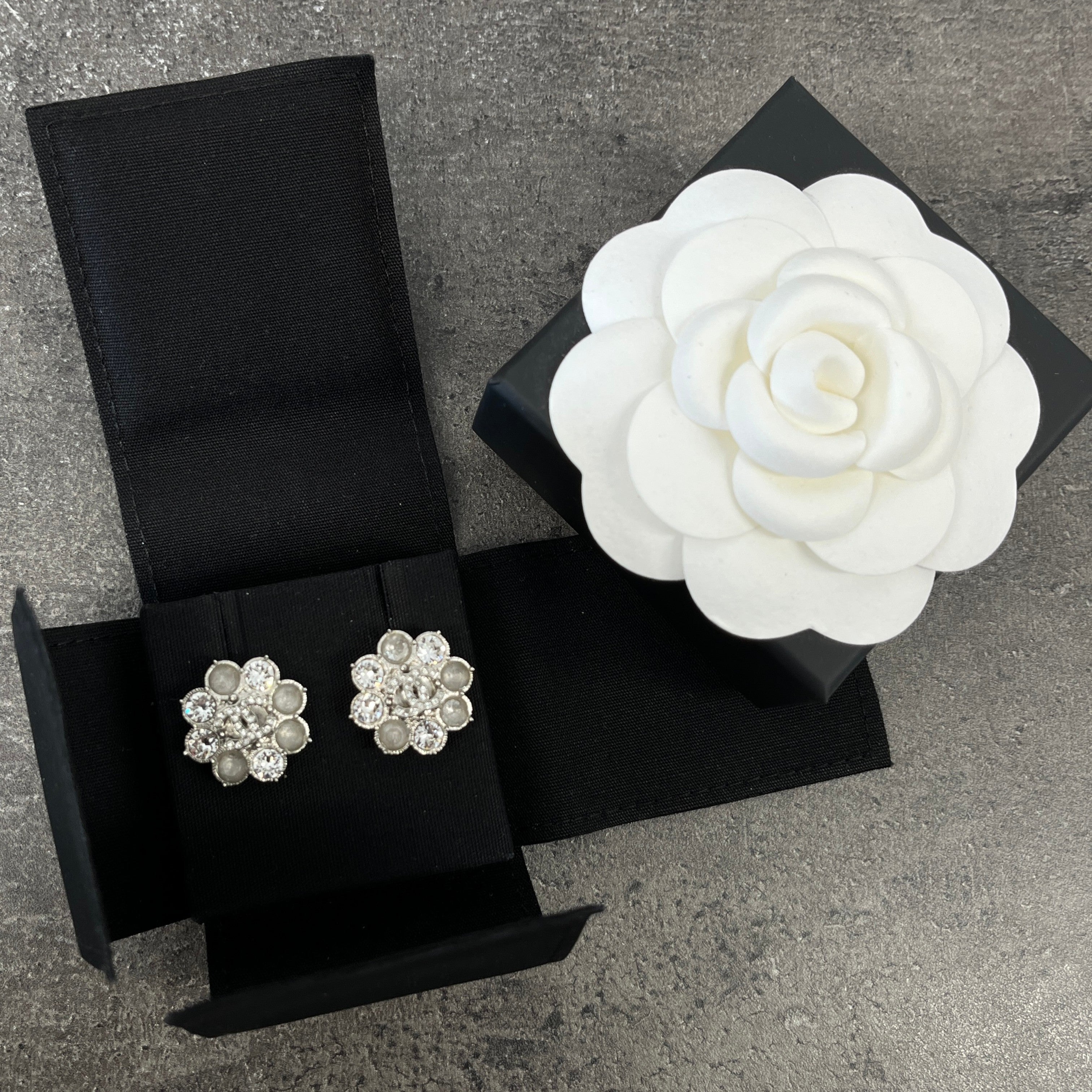 Women's Flower Cc Logo Earrings Silver