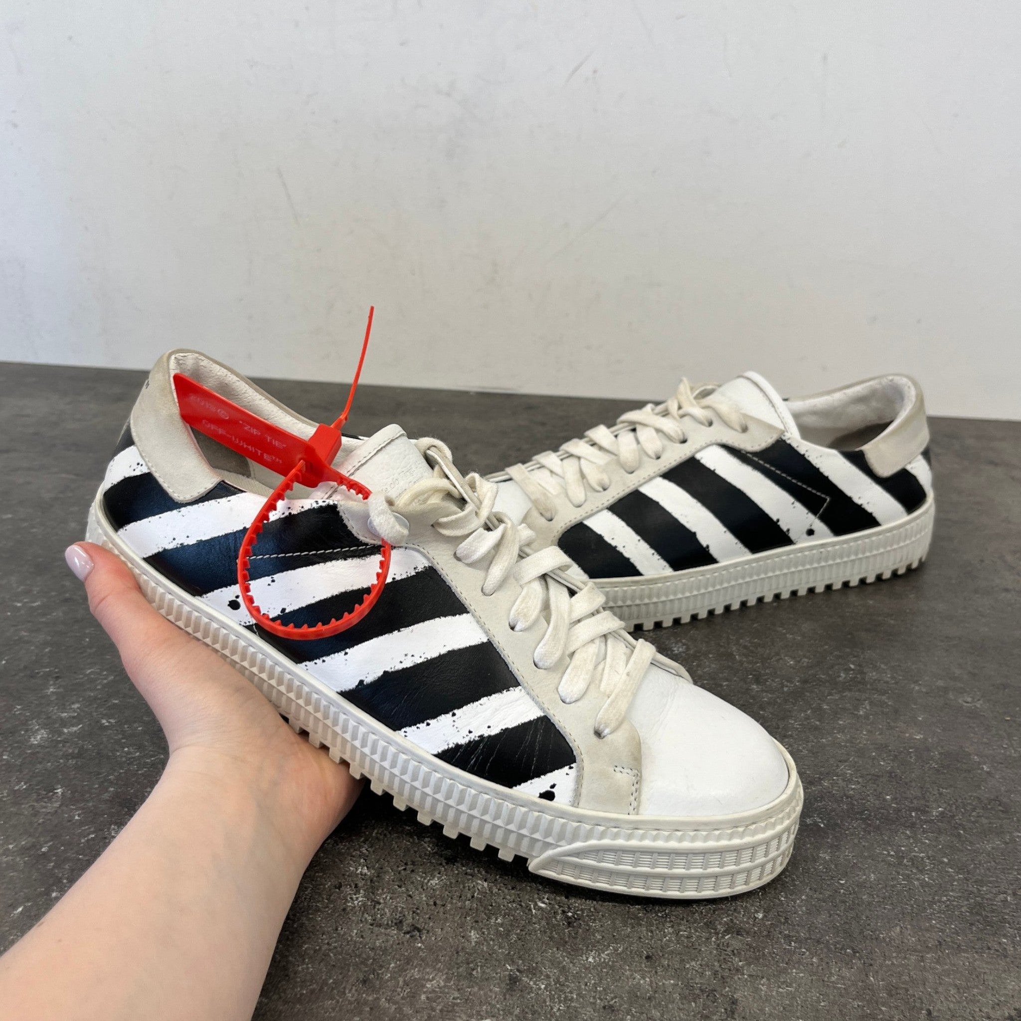 Men's Spray Diagonal Low Trainers White Size EU 41 / UK 7