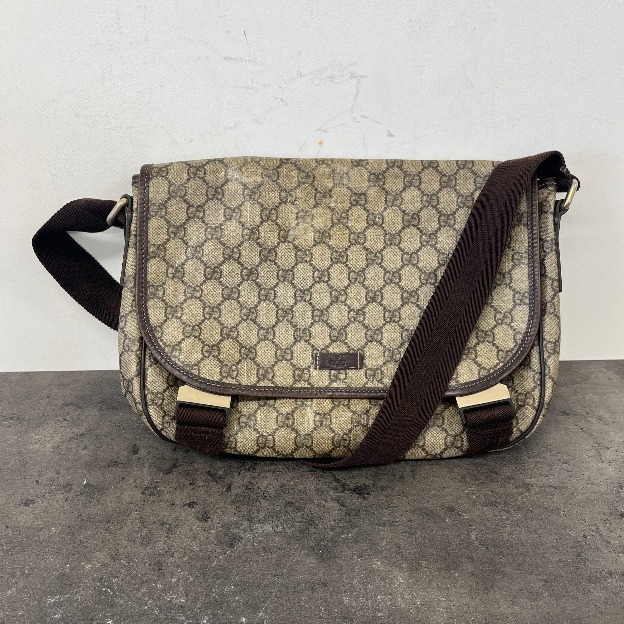 Men's Gg Supreme Messenger Bag Brown