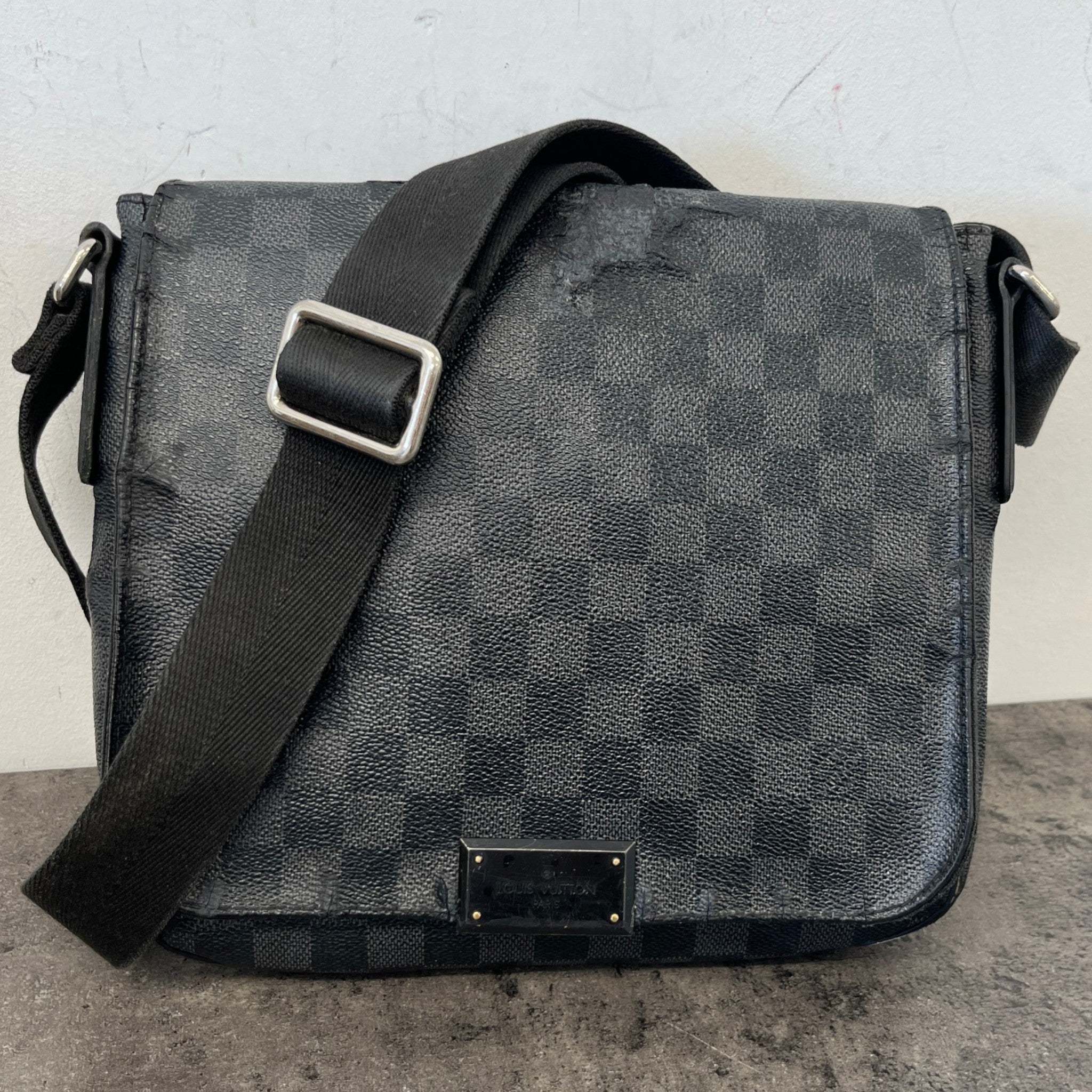 Men's Damier Graphite District Pm Messenger Bag Black