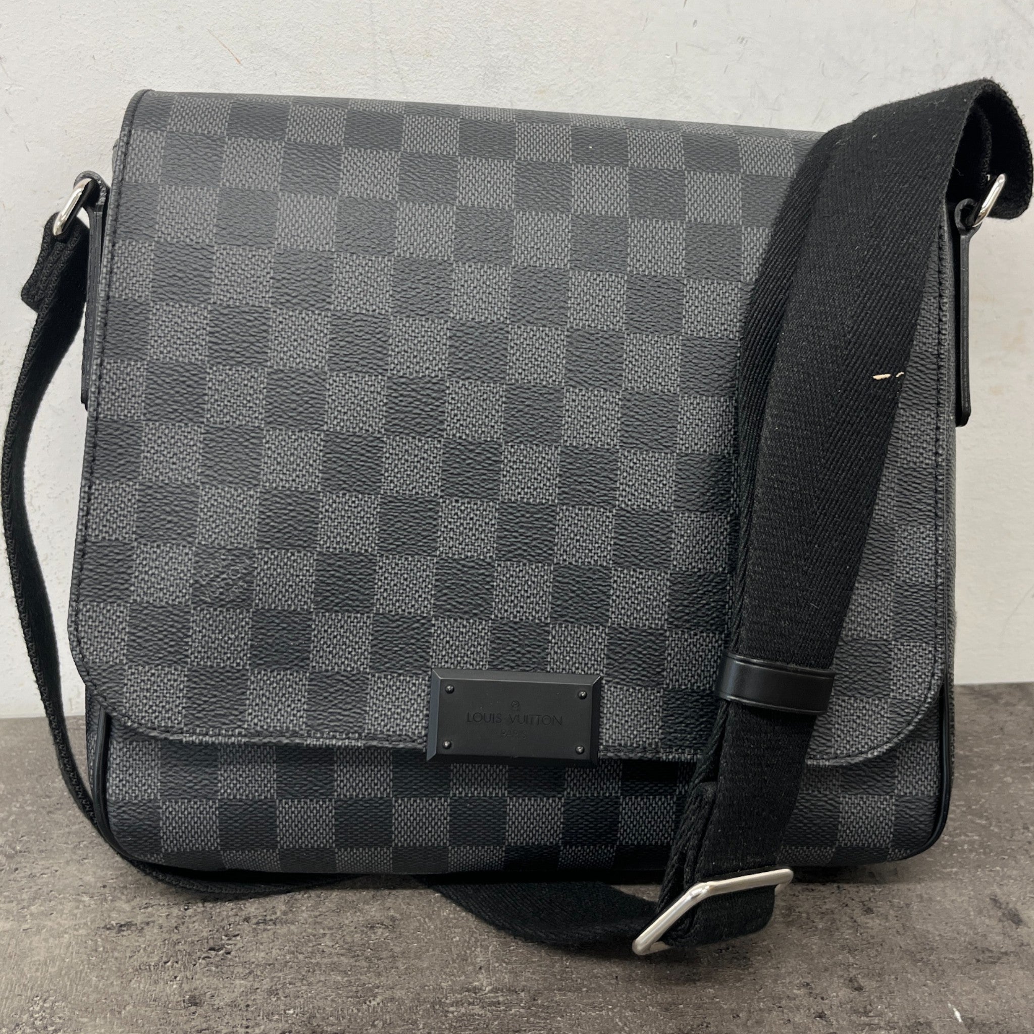Men's Damier Graphite District Pm Messenger Bag Black