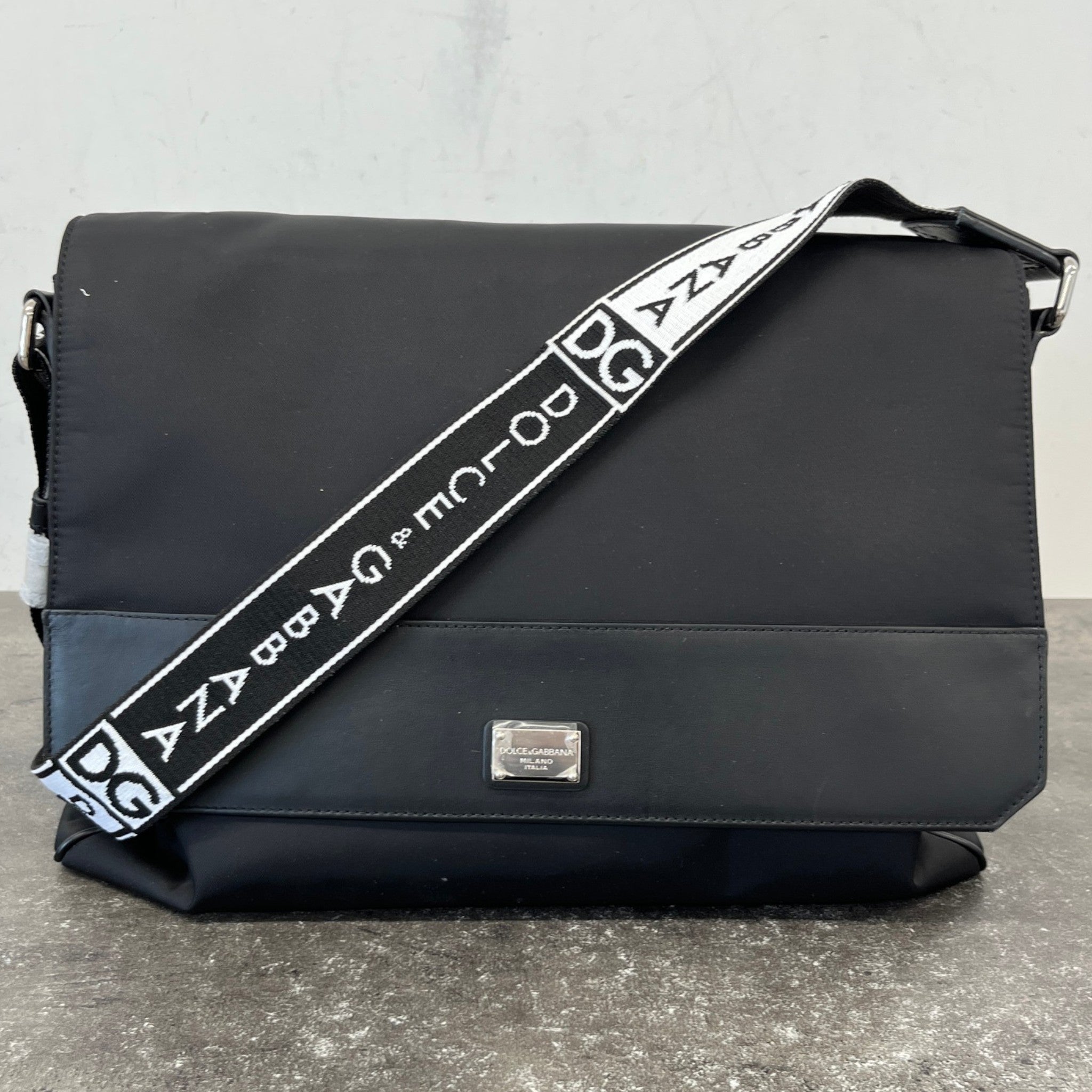 Men's Plaque Logo Messenger Bag Black