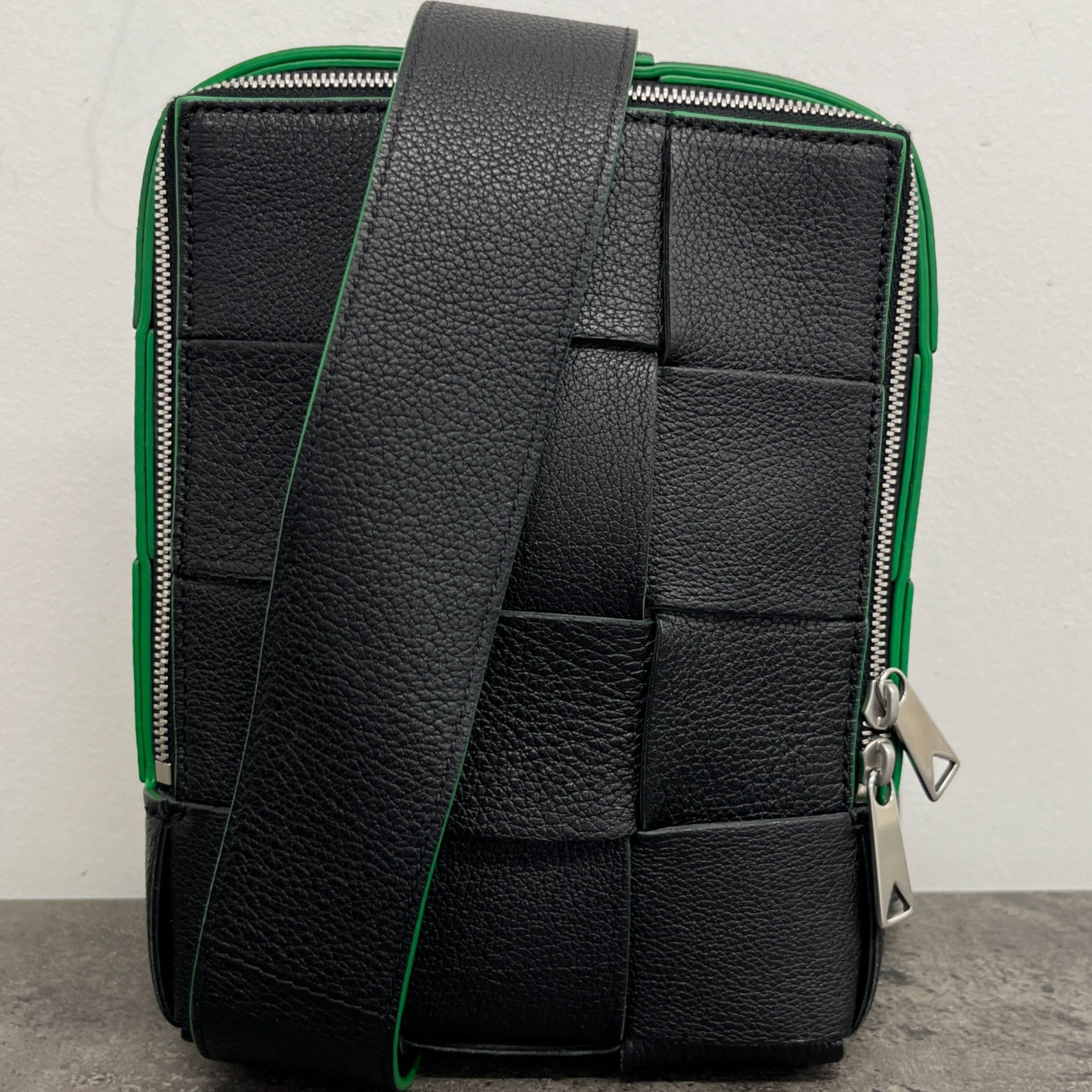 Men's Intrecciato Messenger Bag Black
